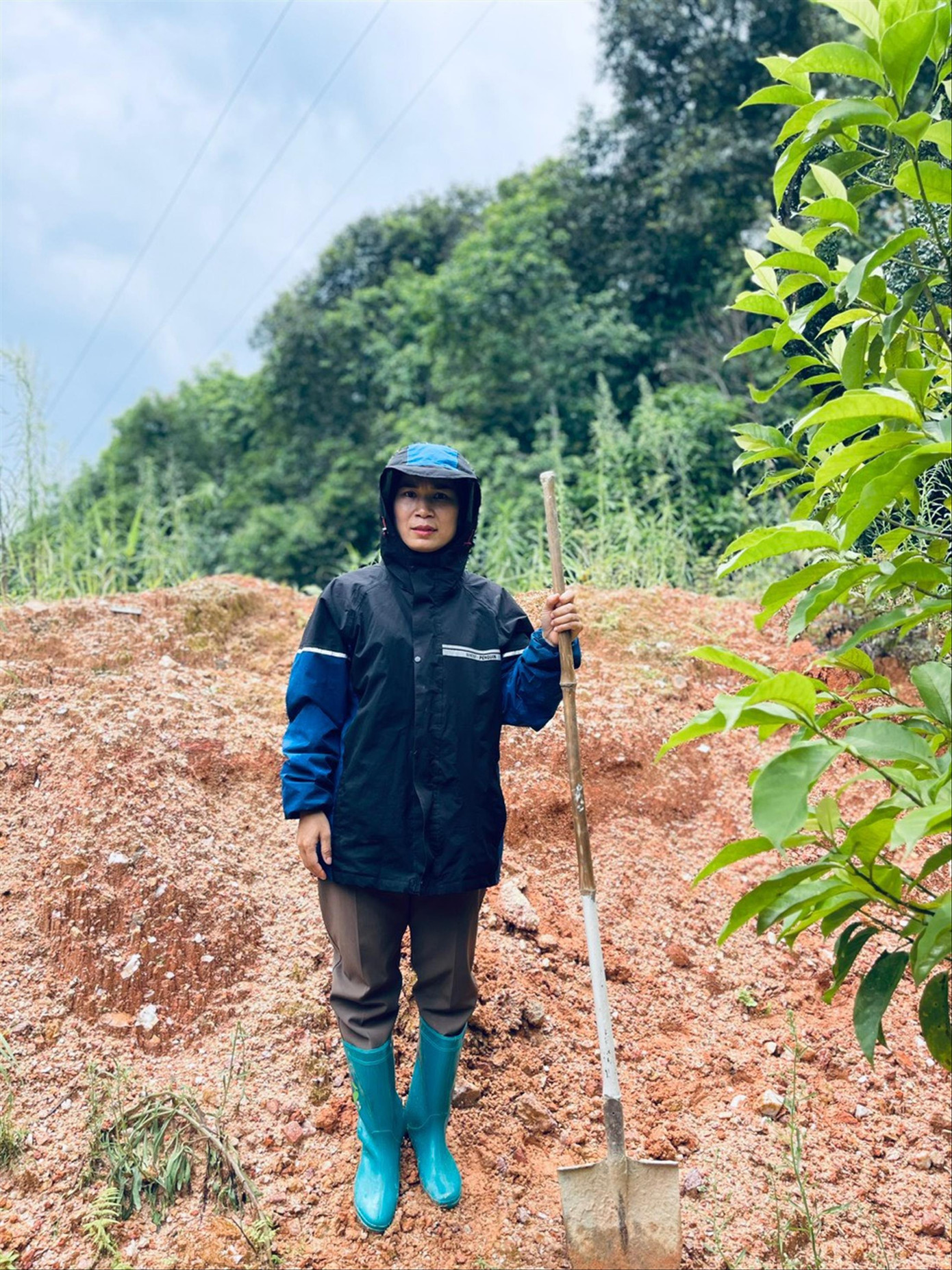 Chị Đặng Thị Thương - Bí thư Đoàn xã Thượng Sơn trong ngày đi hỗ trợ người dân Bản Khoéc Chị Đặng Thị Thương - Bí thư Đoàn xã Thượng Sơn trong ngày đi hỗ trợ người dân Bản Khoéc