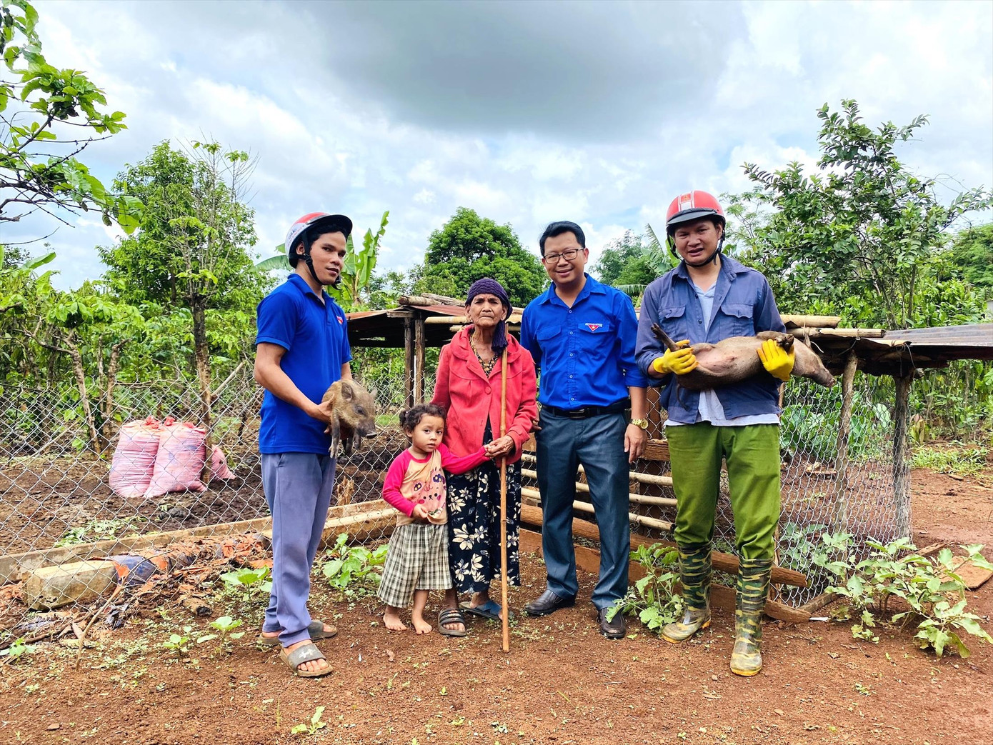 Anh Lê Trọng Phúc - Bí thư Huyện Đoàn Đức Cơ đưa các cặp heo giống tới gia đình các em học sinh