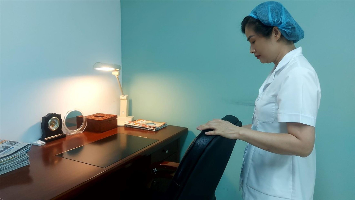 Thiếu tá, điều dưỡng viên Nguyễn Thị Hồng lặng đi bên bàn làm việc của Tổng Bí thư Nguyễn Phú Trọng trong phòng bệnh. Thiếu tá, điều dưỡng viên Nguyễn Thị Hồng lặng đi bên bàn làm việc của Tổng Bí thư Nguyễn Phú Trọng trong phòng bệnh.