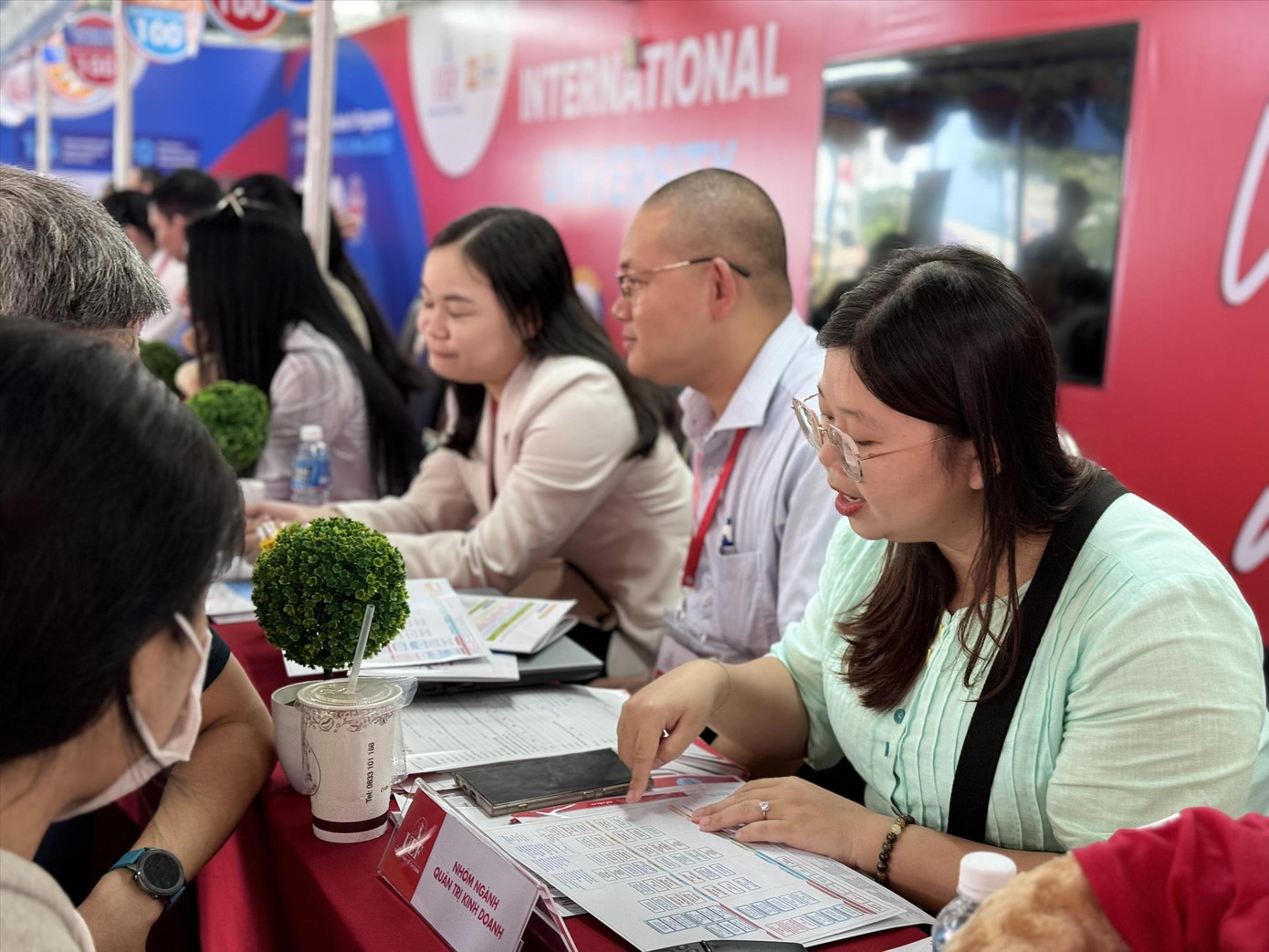 Nhiều trường đại học tại TPHCM đang tung các gói học bổng hấp dẫn hút thí sinh. Ảnh: T.L Nhiều trường đại học tại TPHCM đang tung các gói học bổng hấp dẫn hút thí sinh. Ảnh: T.L