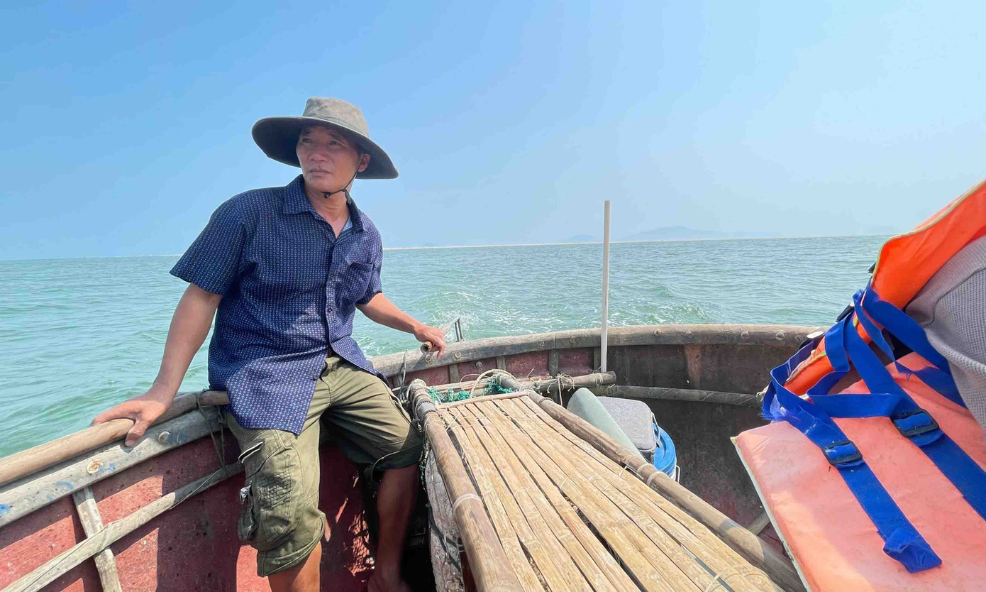 Ngư dân Huỳnh Tấn Dũng trên đường ra đảo cát. Ảnh: Bách Viên Ngư dân Huỳnh Tấn Dũng trên đường ra đảo cát. Ảnh: Bách Viên