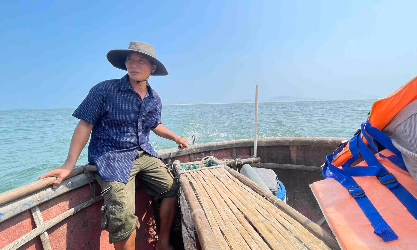 Ngư dân Huỳnh Tấn Dũng trên đường ra đảo cát. Ảnh: Bách Viên