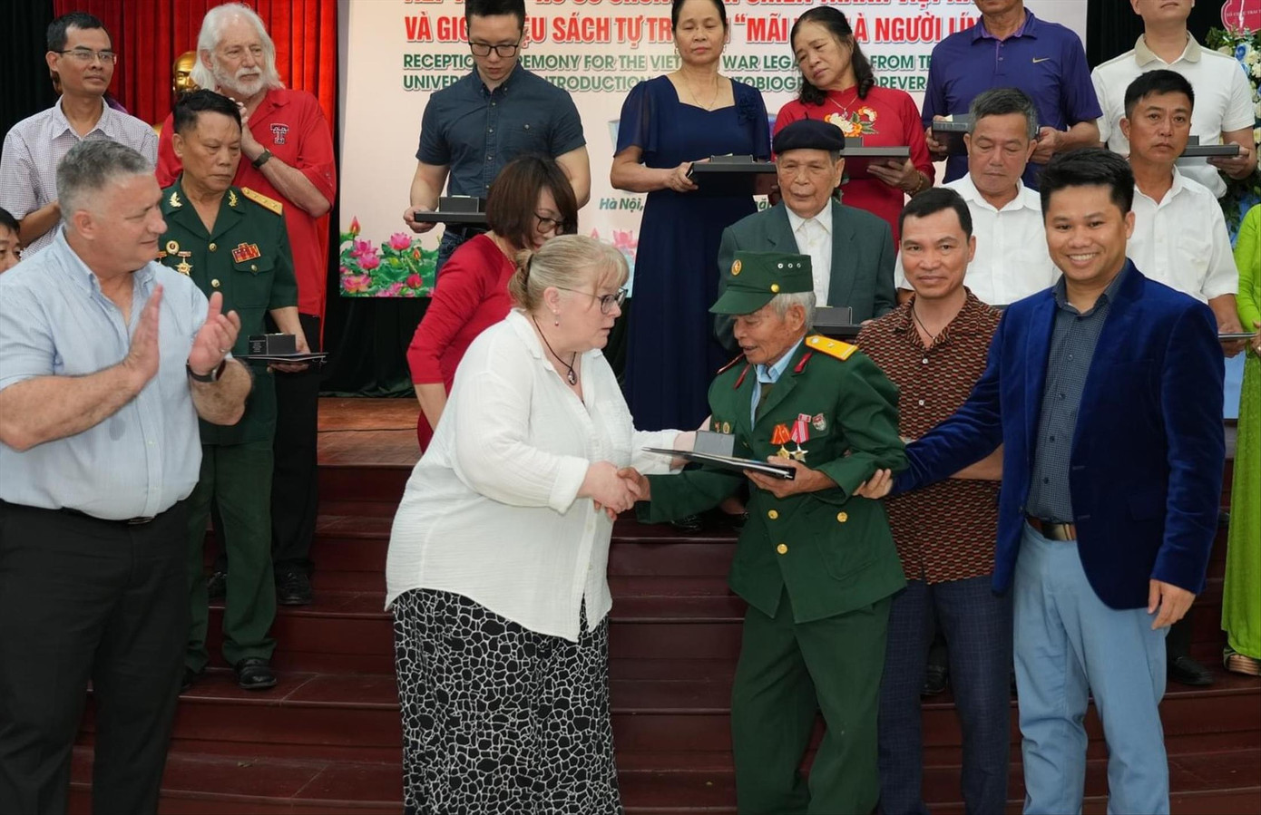 Cựu chiến binh Đỗ Xuân Thuyên nhận lại được kỷ vật trở về từ nửa vòng Trái đất.