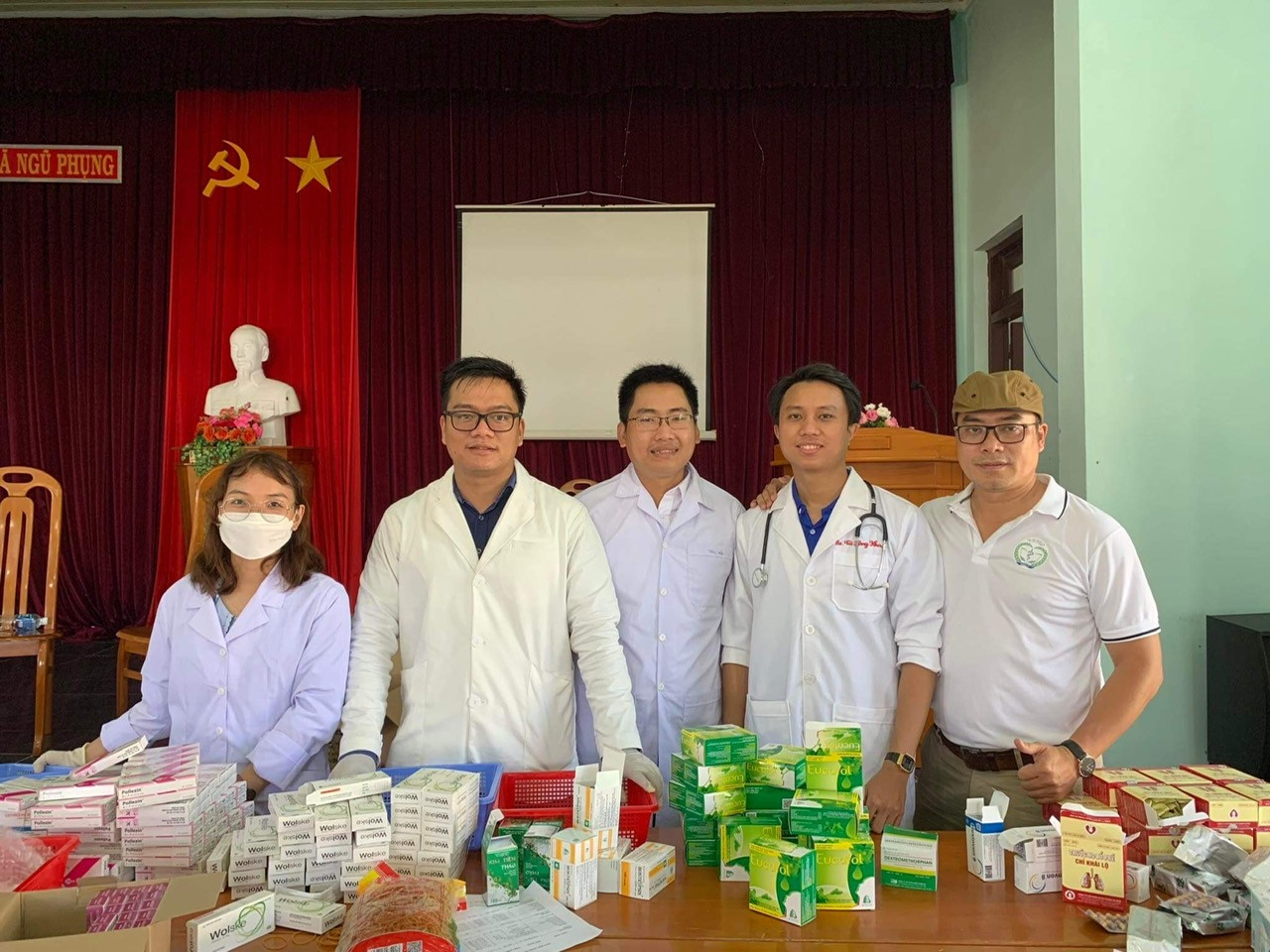 TS Nguyễn Phước Vinh (thứ 2, từ trái qua) tham gia chương trình khám bệnh, phát thuốc miễn phí cho người dân. TS Nguyễn Phước Vinh (thứ 2, từ trái qua) tham gia chương trình khám bệnh, phát thuốc miễn phí cho người dân.