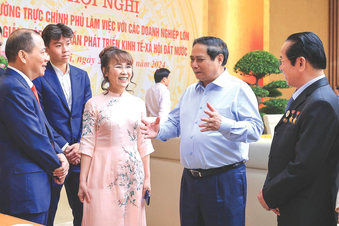 Thủ tướng Phạm Minh Chính và các doanh nghiệp tư nhân tại “Hội nghị Diên hồng” ngày 21/9