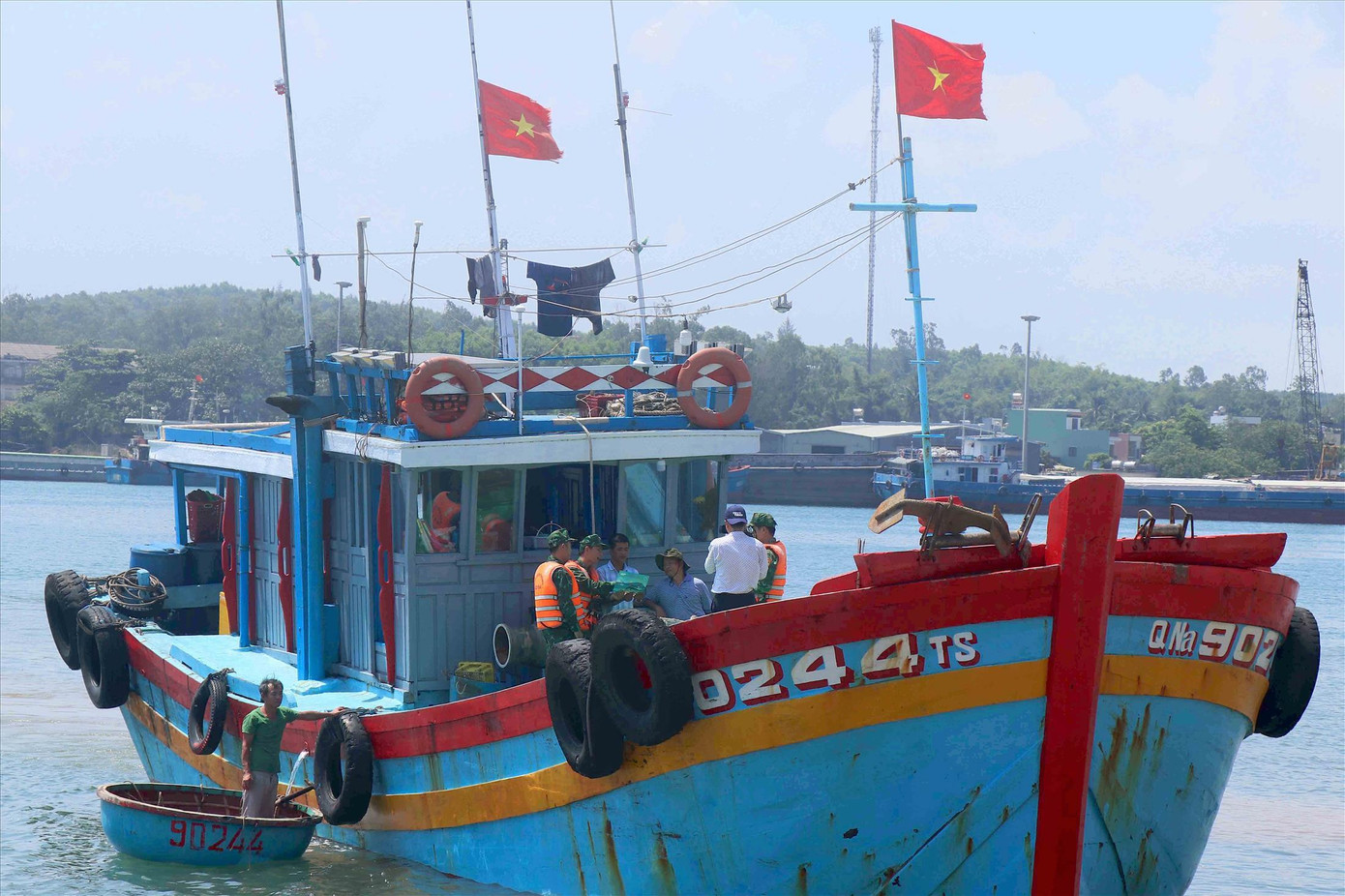 Lực lượng chức năng đến tận nhà, lên tận tàu để tuyên truyền cho ngư dân về chống IUU