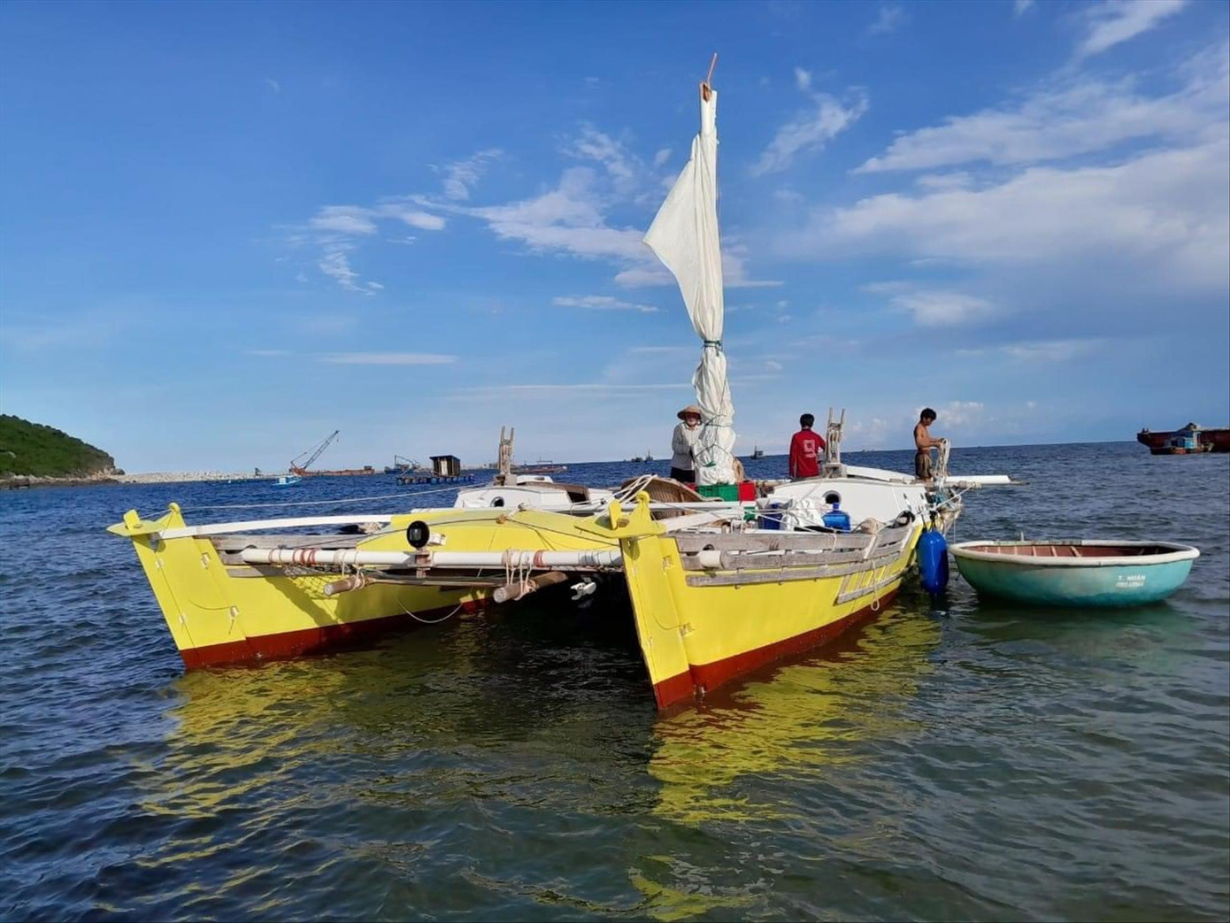 Thuyền buồm của ông Quinn Richard Anthony được ngư dân Quảng Ngãi lai dắt vào bờ.