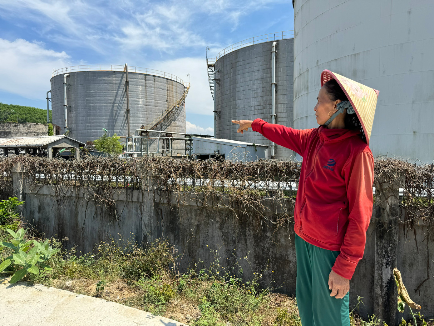 Bà Trần Thị Loan ngán ngẩm bên Nhà máy Ethanol Dung Quất bỏ không. Ảnh: Nguyễn Ngọc Bà Trần Thị Loan ngán ngẩm bên Nhà máy Ethanol Dung Quất bỏ không. Ảnh: Nguyễn Ngọc