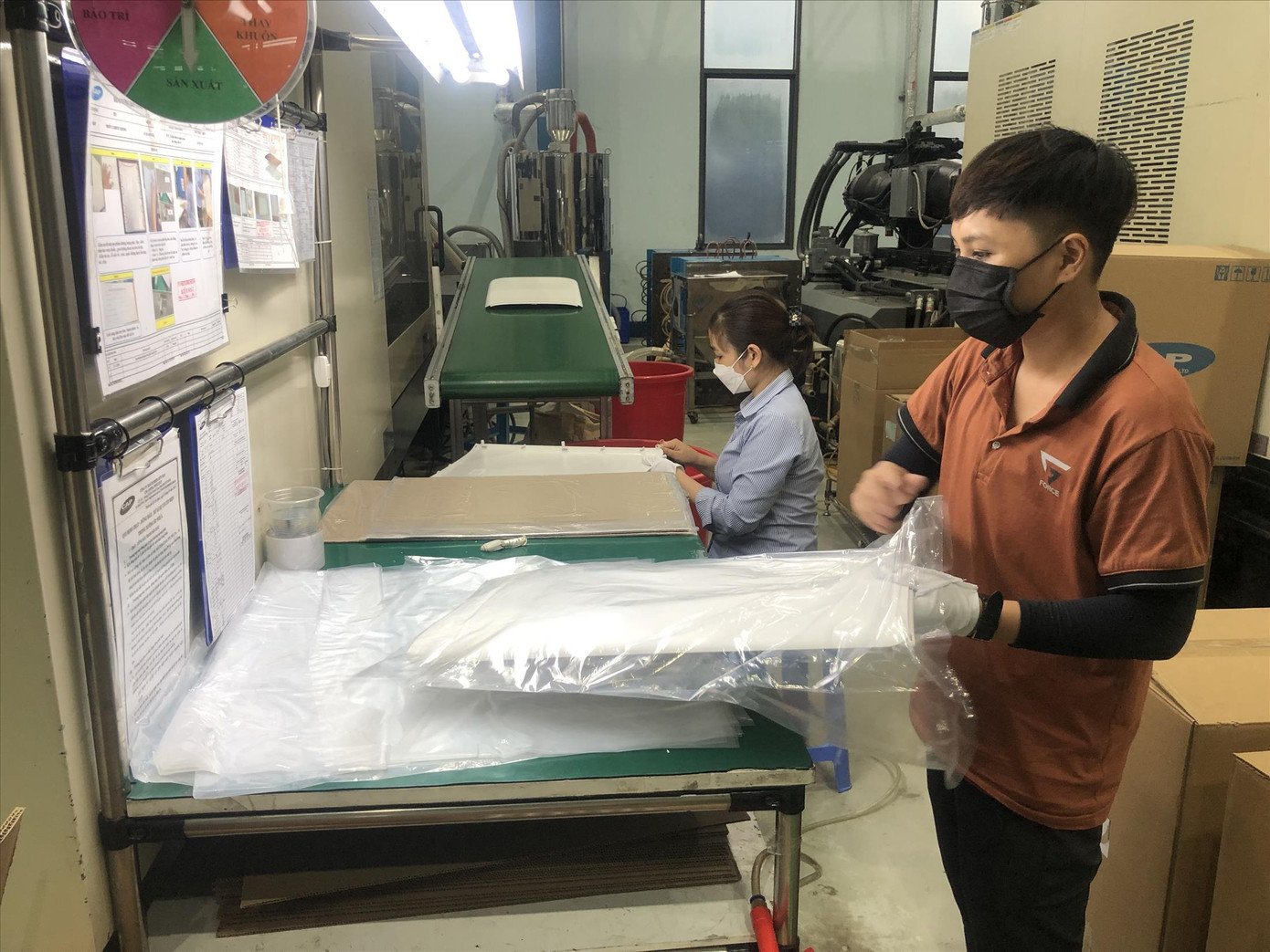 Nhiều DN trong nước có cơ hội tiếp cận vốn ưu đãi lãi suất để tăng tốc sản xuất. Ảnh: U.P