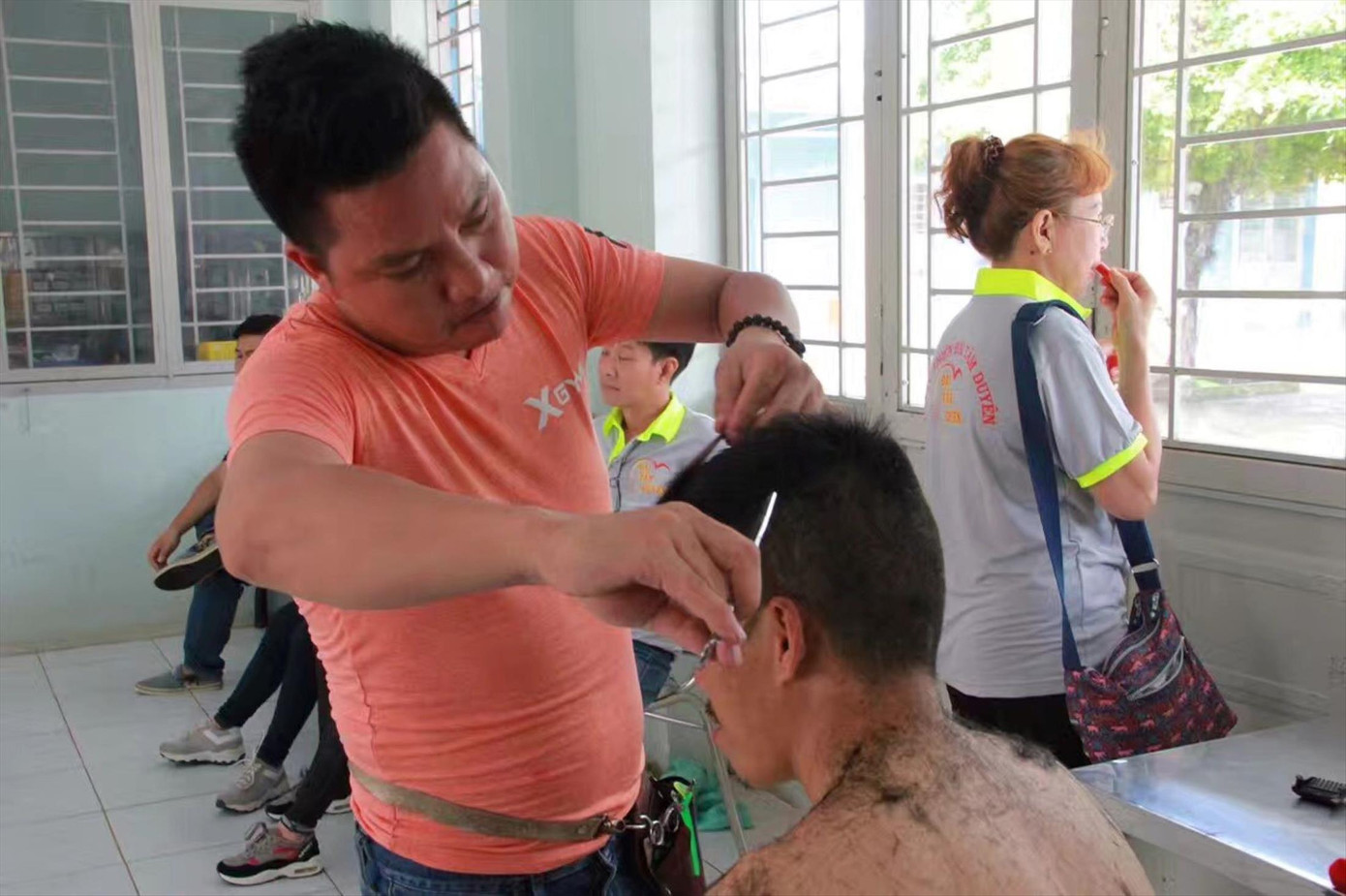 Anh Thành cắt tóc cho bệnh nhân tâm thần Anh Thành cắt tóc cho bệnh nhân tâm thần