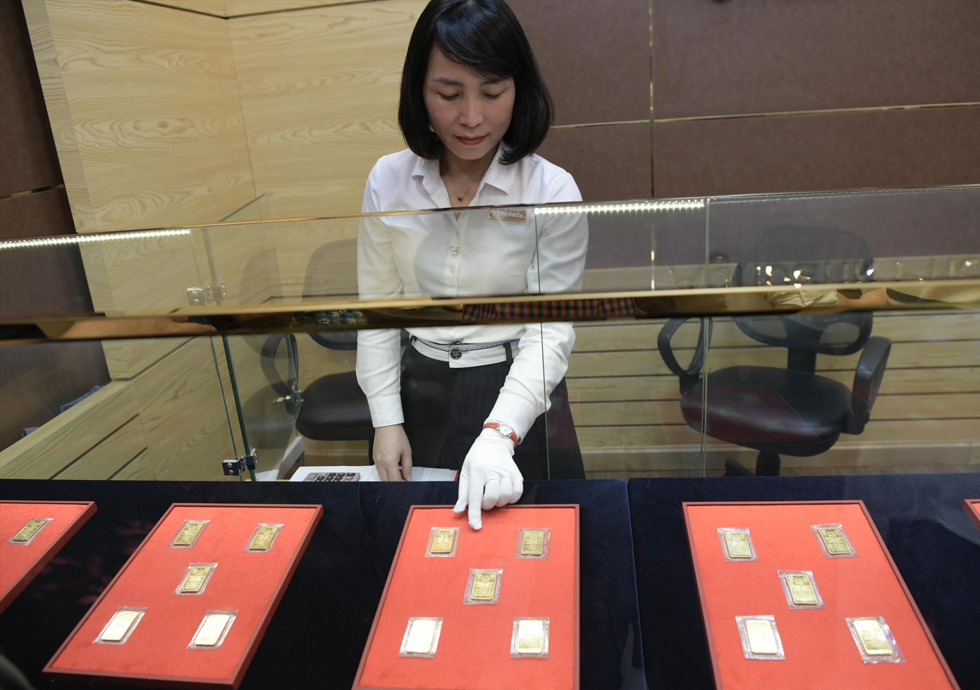 Nhiều nhà đầu tư đã thận trọng hơn khi mua vàng. Ảnh: Như Ý. Nhiều nhà đầu tư đã thận trọng hơn khi mua vàng. Ảnh: Như Ý.