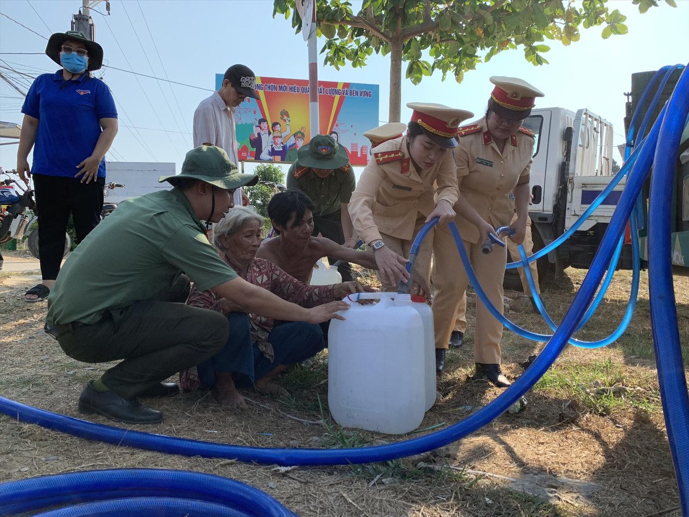 Công an tỉnh Bến Tre giúp dân bơm nước vào can để mang về nhà sinh hoạt trong mùa hạn mặn.