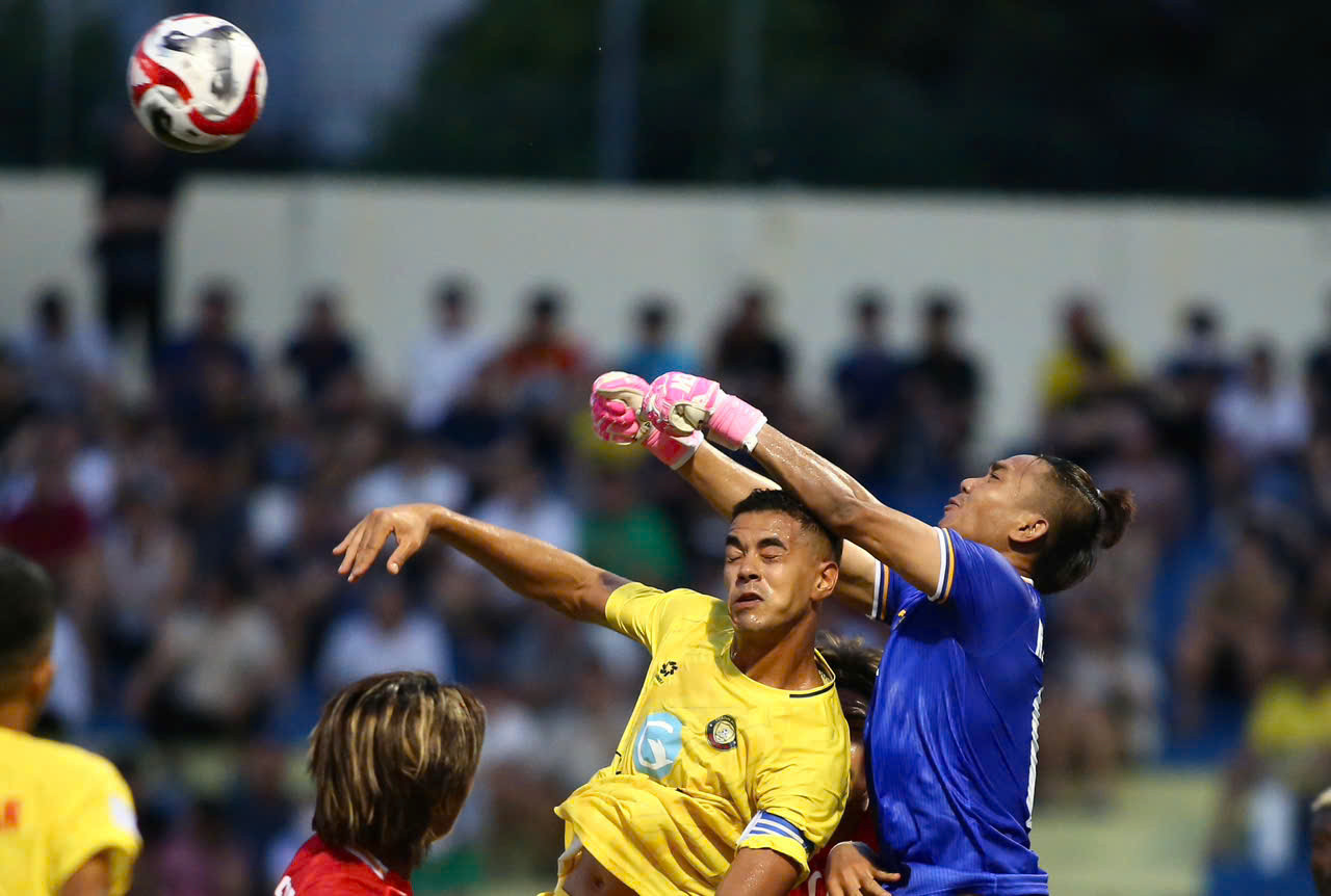 Gustavo (trái) của Đông Á Thanh Hóa. Ảnh: Mai Sơn