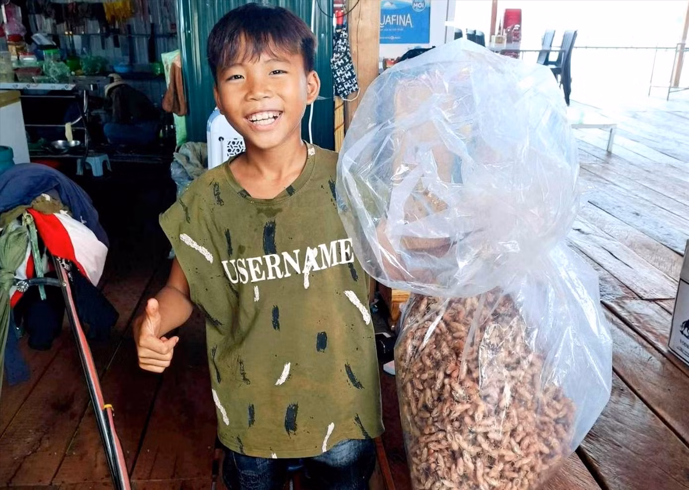 Xác ve sầu rất nhẹ, nên Nam đội nắng cả ngày trời tìm mới được nửa ký