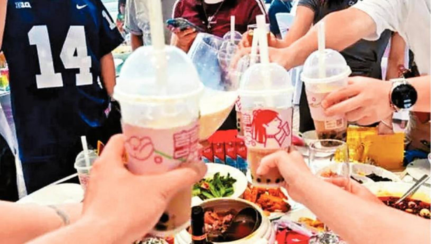 Cụng ly trà sữa thay cho cụng ly bia rượu đang là xu hướng mới trong đám cưới ở Trung Quốc Cụng ly trà sữa thay cho cụng ly bia rượu đang là xu hướng mới trong đám cưới ở Trung Quốc