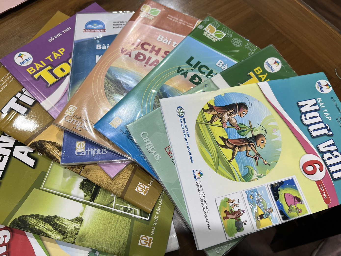 Bộ SGK lớp 6 của một trường “bán” cho học sinh kèm rất nhiều sách bài tập Bộ SGK lớp 6 của một trường “bán” cho học sinh kèm rất nhiều sách bài tập