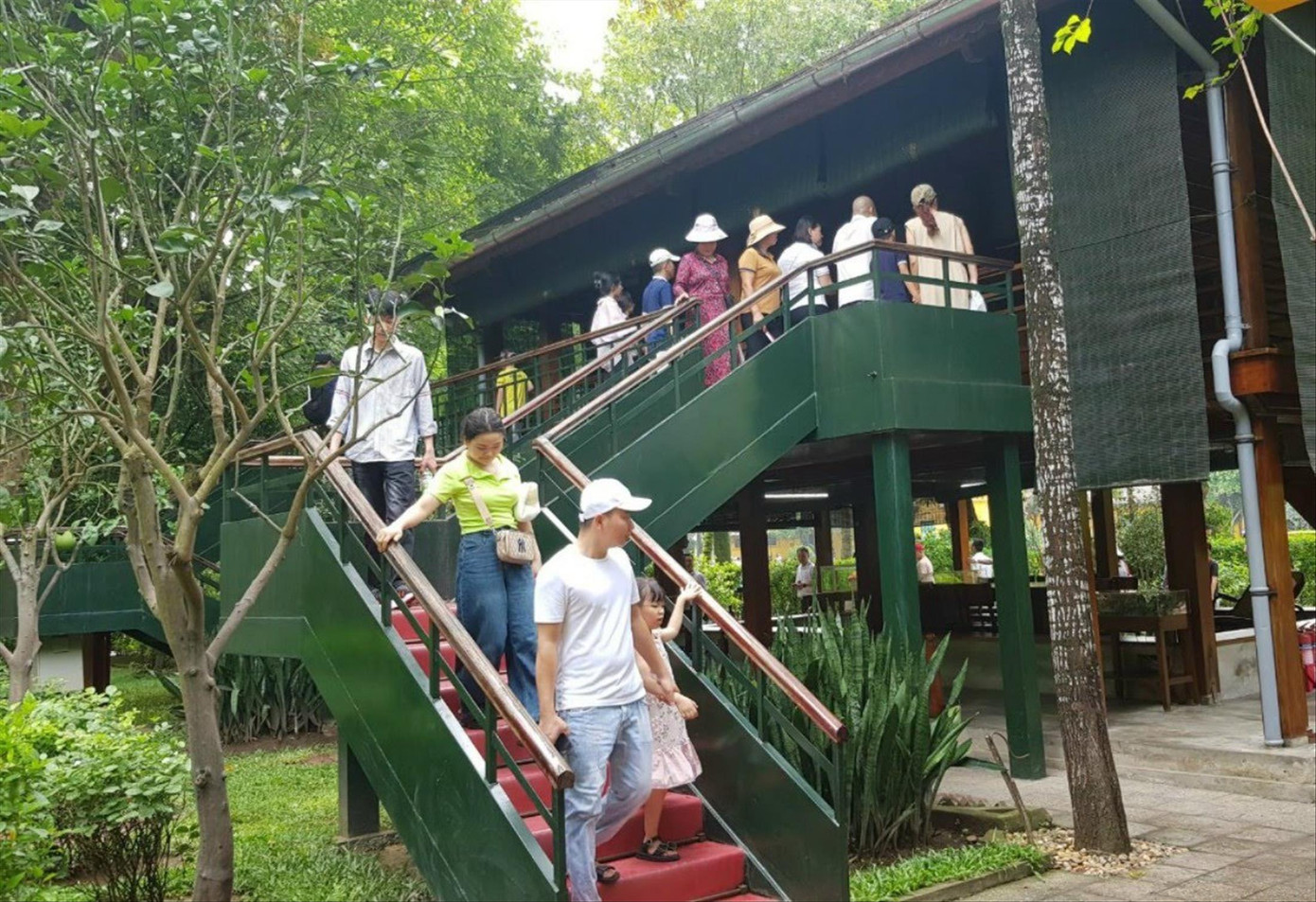 Người dân tham quan Nhà sàn Bác Hồ. Ảnh: KIẾN NGHĨA Người dân tham quan Nhà sàn Bác Hồ. Ảnh: KIẾN NGHĨA