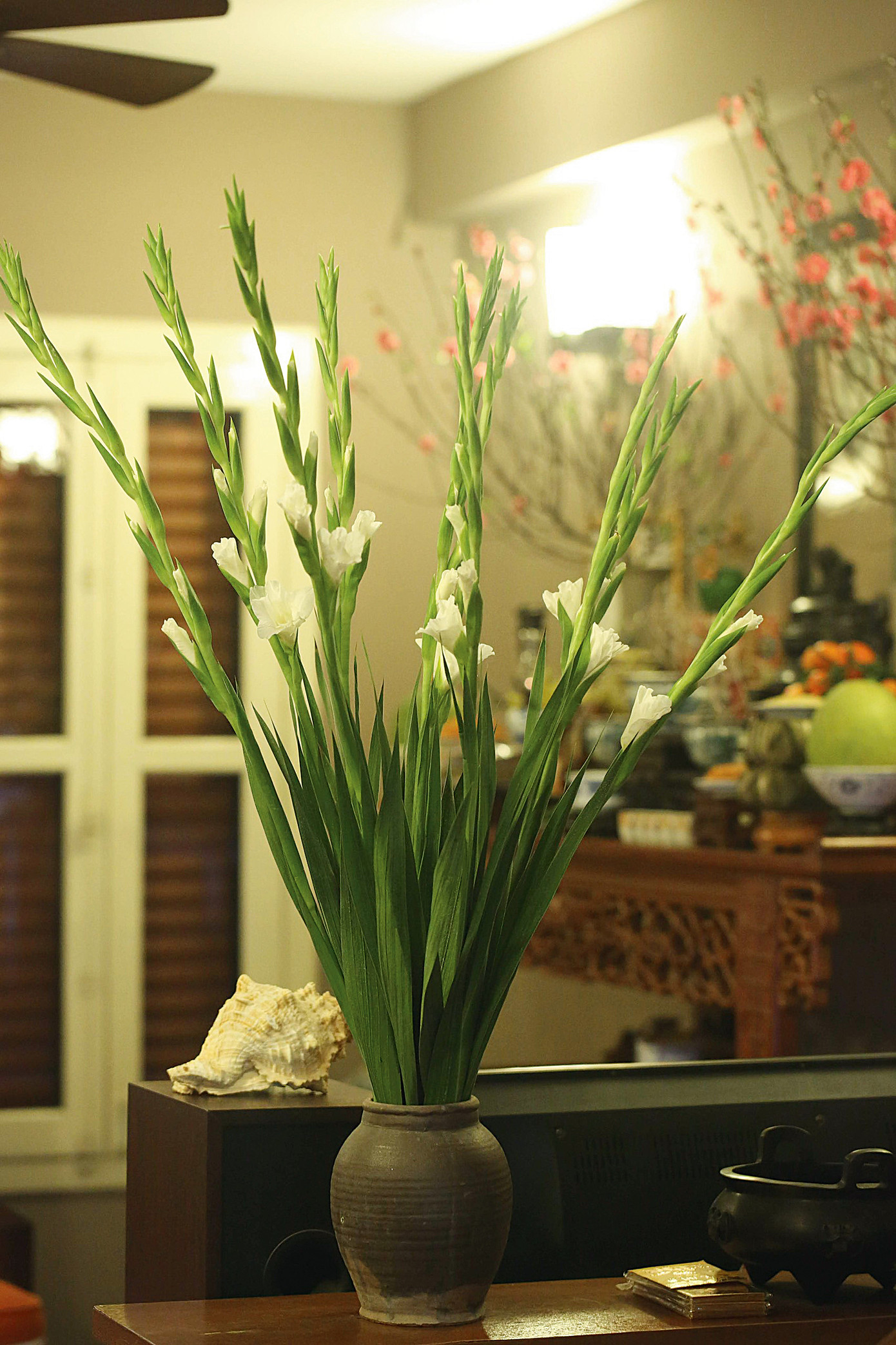 Một bình hoa lay ơn trắng thể hiện cho sự thanh khiết, những khởi đầu mới đầy may mắn và hy vọng