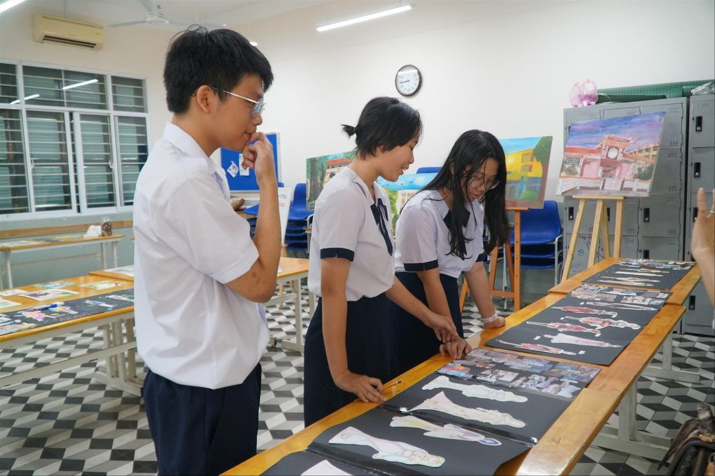 Học sinh lớp 9 trải nghiệm tiết học mỹ thuật tại Trường THPT Lê Quý Đôn (quận 3, TPHCM) trước khi đăng ký nguyện vọng. Ảnh: Nhàn Lê