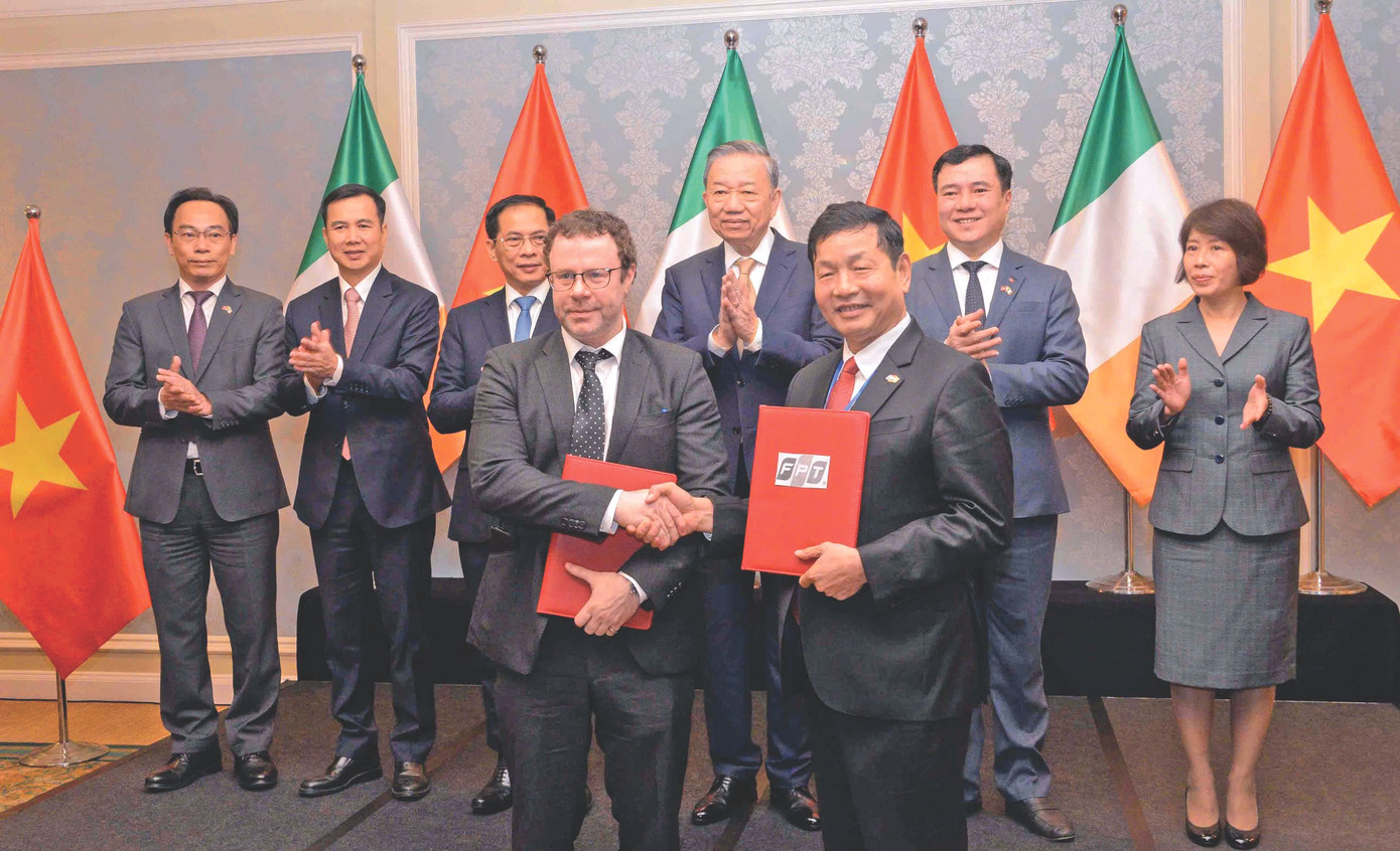 Tổng Bí thư, Chủ tịch nước Tô Lâm và nhiều lãnh đạo bộ, ngành chứng kiến lễ trao biên bản thỏa thuận hợp tác giữa ông Trương Gia Bình, Chủ tịch Tập đoàn FPT và Giáo sư Cathal Gurrin, Phó Trưởng khoa Khoa học máy tính, Giám đốc Trung tâm ADAPT, Đại học Thành phố Dublin, Ireland Tổng Bí thư, Chủ tịch nước Tô Lâm và nhiều lãnh đạo bộ, ngành chứng kiến lễ trao biên bản thỏa thuận hợp tác giữa ông Trương Gia Bình, Chủ tịch Tập đoàn FPT và Giáo sư Cathal Gurrin, Phó Trưởng khoa Khoa học máy tính, Giám đốc Trung tâm ADAPT, Đại học Thành phố Dublin, Ireland