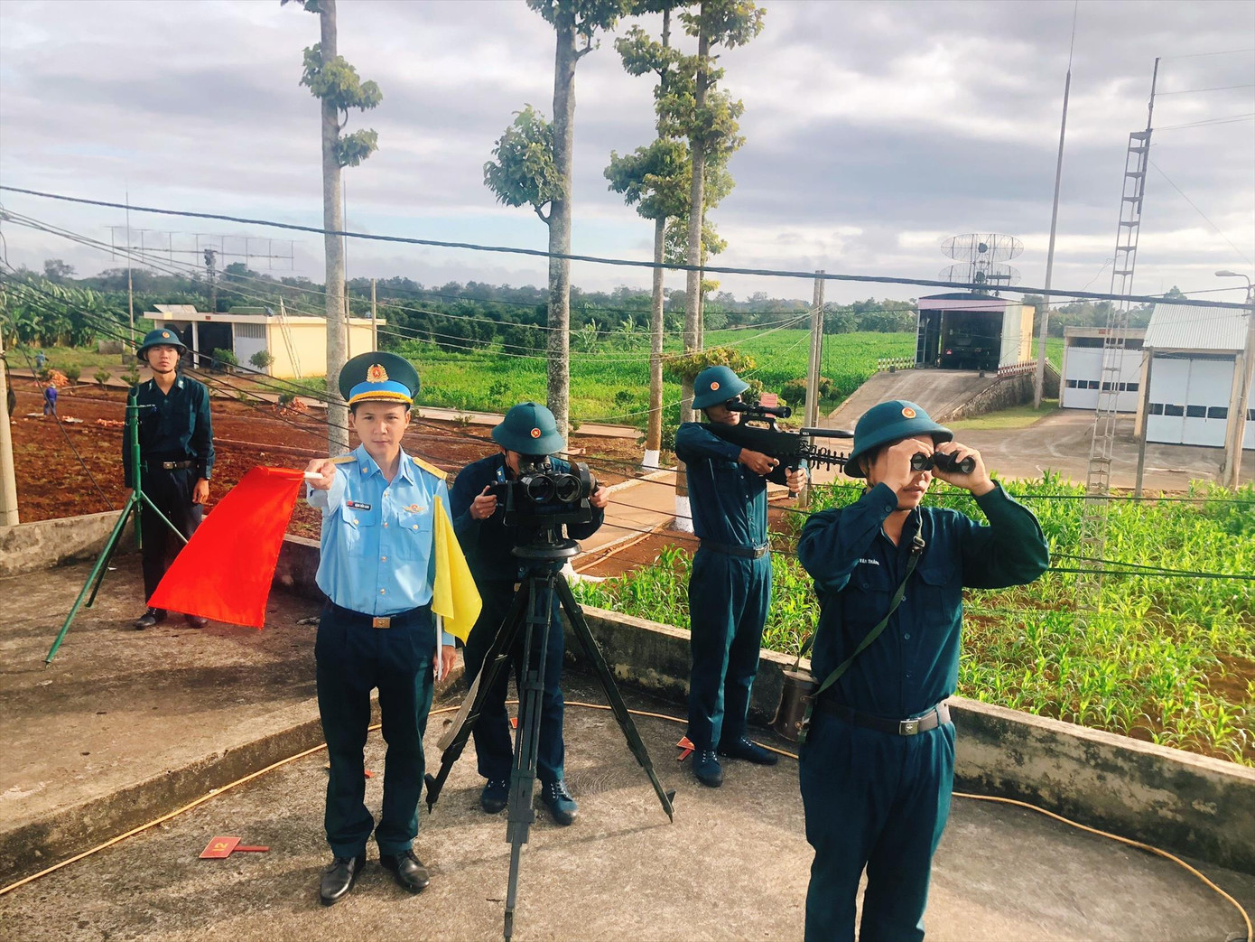 Những người lính Ra đa luôn trong tư thế sẵn sàng chiến đấu.