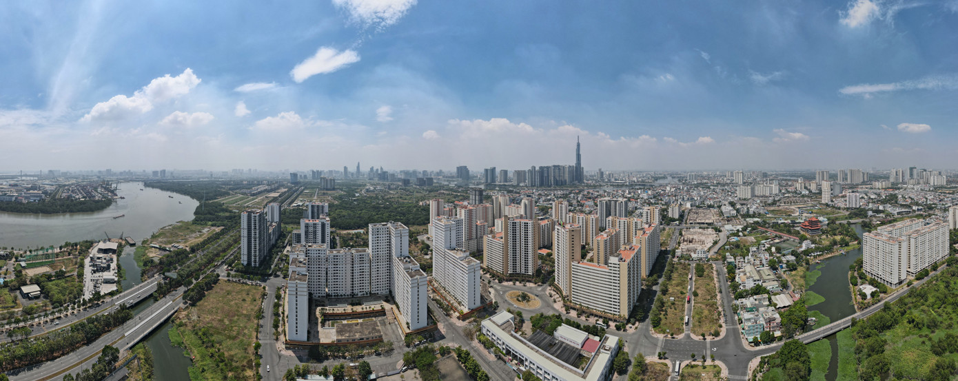 Sau nhiều năm không có người ở, Khu tái định cư đô thị Thủ Thiêm đã xuống cấp. Trong ảnh là 3.790 căn hộ không có người vào ở, bỏ hoang gần chục năm nay. Ảnh: Phạm Nguyễn