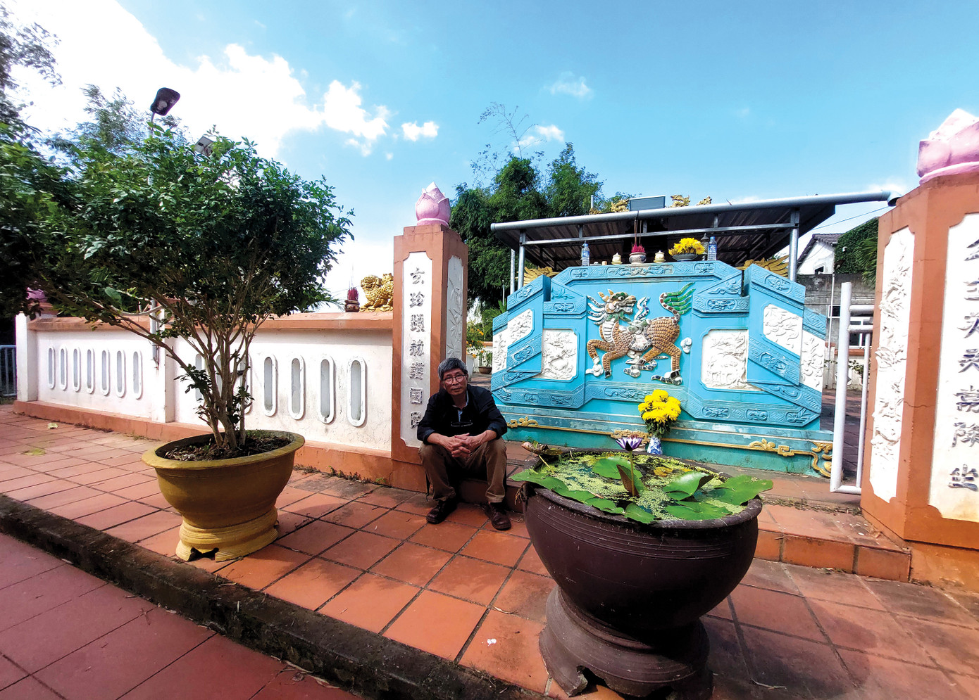 Trước miếu thờ Huyền Trân công chúa bên bờ Hiếu giang. Ảnh: XD