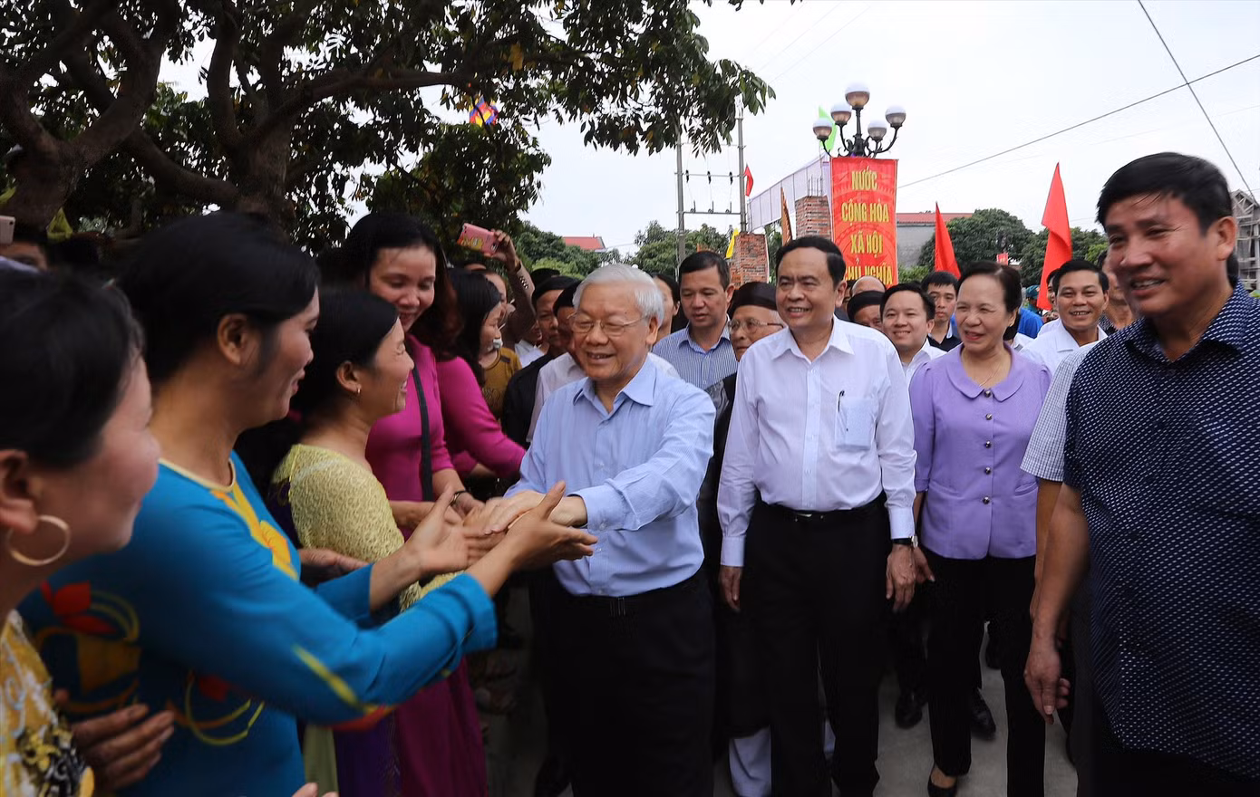 Tổng Bí thư Nguyễn Phú Trọng với người dân Hải Phòng, tháng 11/2017 Tổng Bí thư Nguyễn Phú Trọng với người dân Hải Phòng, tháng 11/2017