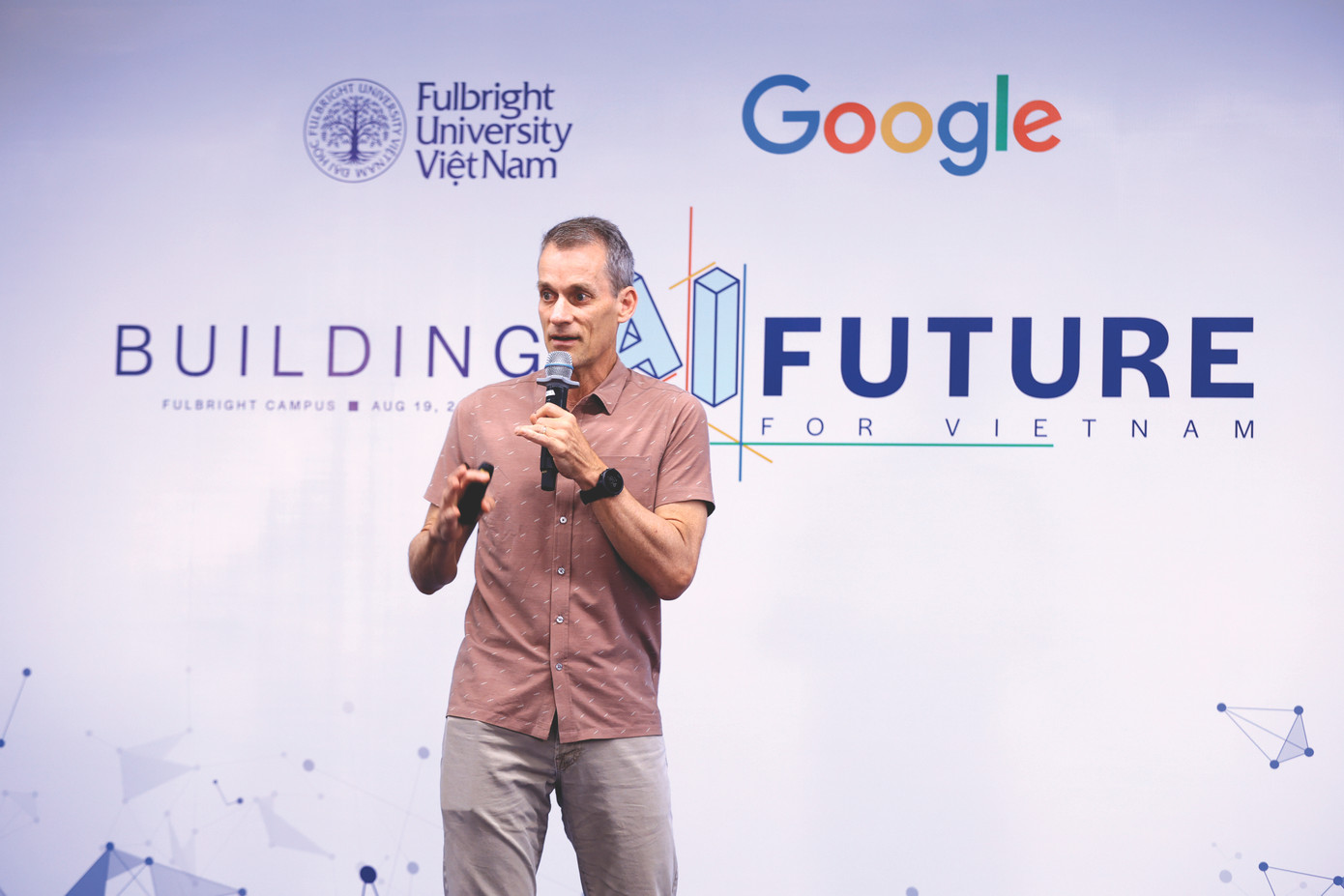Chân dung Jeff Dean nhà khoa học trưởng kiêm đồng sáng lập Google Brain – “bộ não” của Google. Ảnh: Khương Nha Chân dung Jeff Dean nhà khoa học trưởng kiêm đồng sáng lập Google Brain – “bộ não” của Google. Ảnh: Khương Nha