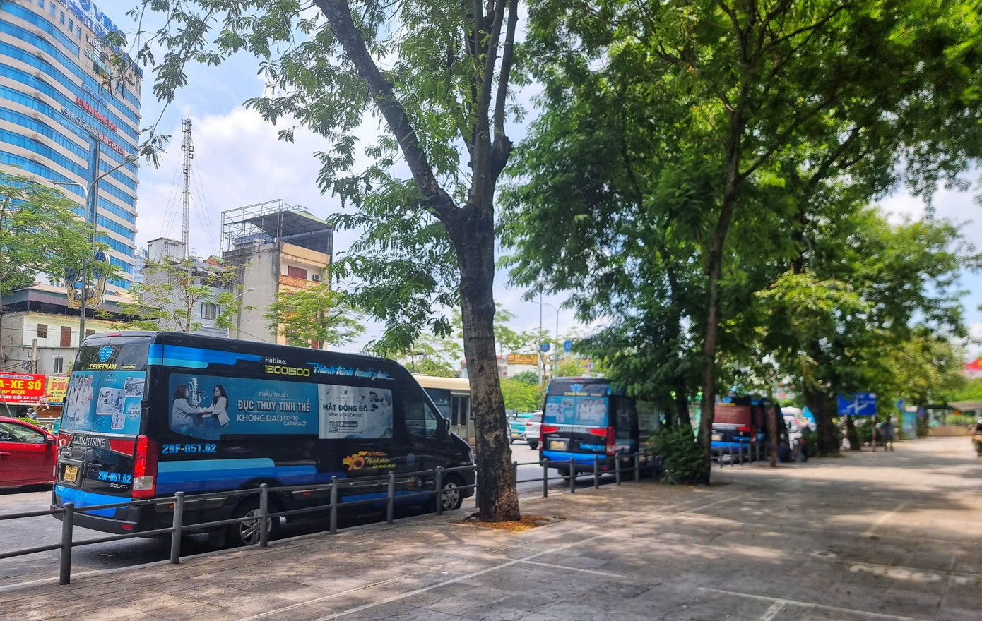 Các nhà xe hợp đồng trá hình biến các tuyến phố thành “bến xe” bắt khách. Các nhà xe hợp đồng trá hình biến các tuyến phố thành “bến xe” bắt khách.