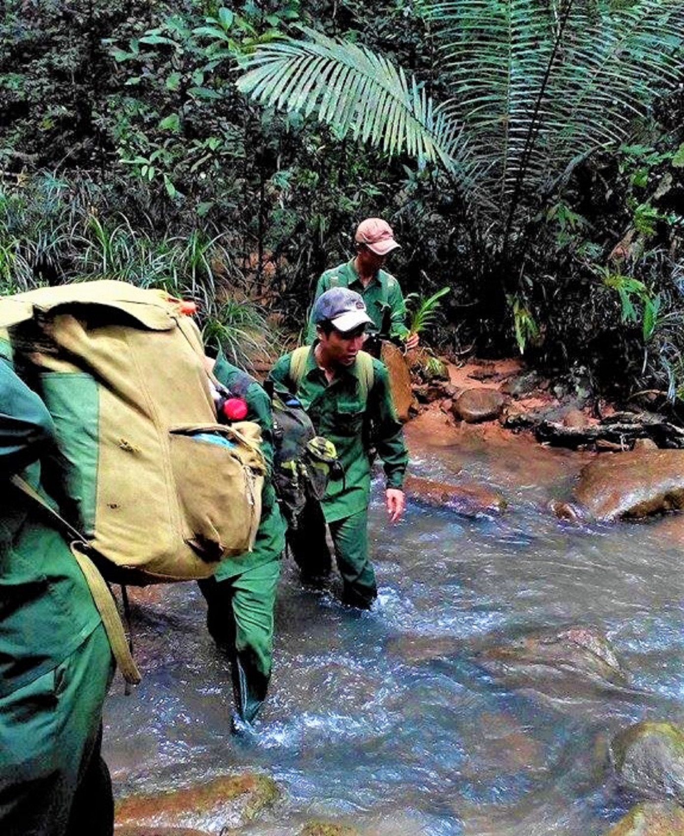 Mỗi lần tuần tra, kiểm lâm phải gùi lương thực đi cả tuần mới về Mỗi lần tuần tra, kiểm lâm phải gùi lương thực đi cả tuần mới về