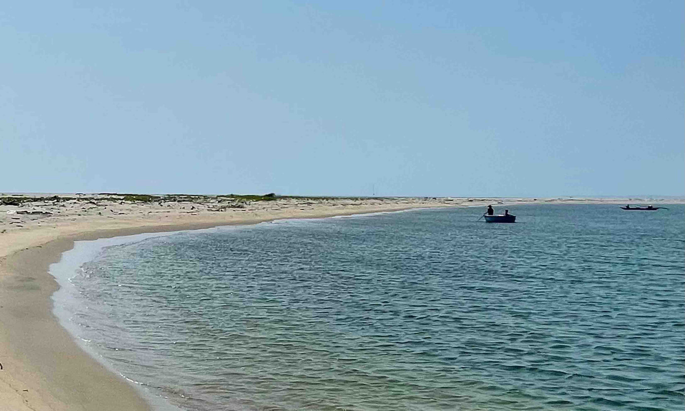 Những ngư dân khai thác hải sản quanh đảo cát. Ảnh: Bách Viên Những ngư dân khai thác hải sản quanh đảo cát. Ảnh: Bách Viên