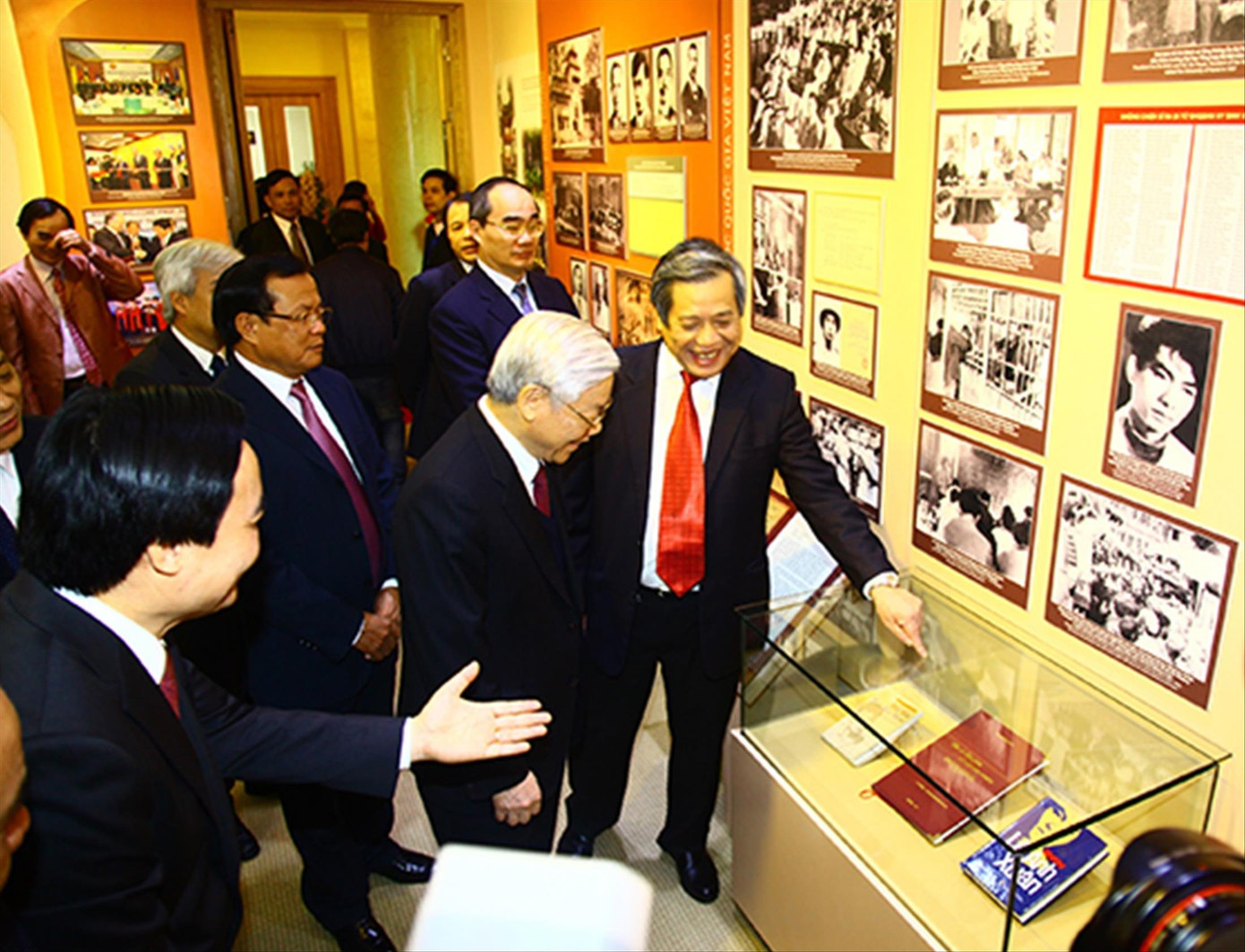 Tổng Bí thư Nguyễn Phú Trọng thăm Phòng truyền thống ĐH Quốc gia Hà Nội năm 2013. Ảnh: Bùi Tuấn Tổng Bí thư Nguyễn Phú Trọng thăm Phòng truyền thống ĐH Quốc gia Hà Nội năm 2013. Ảnh: Bùi Tuấn