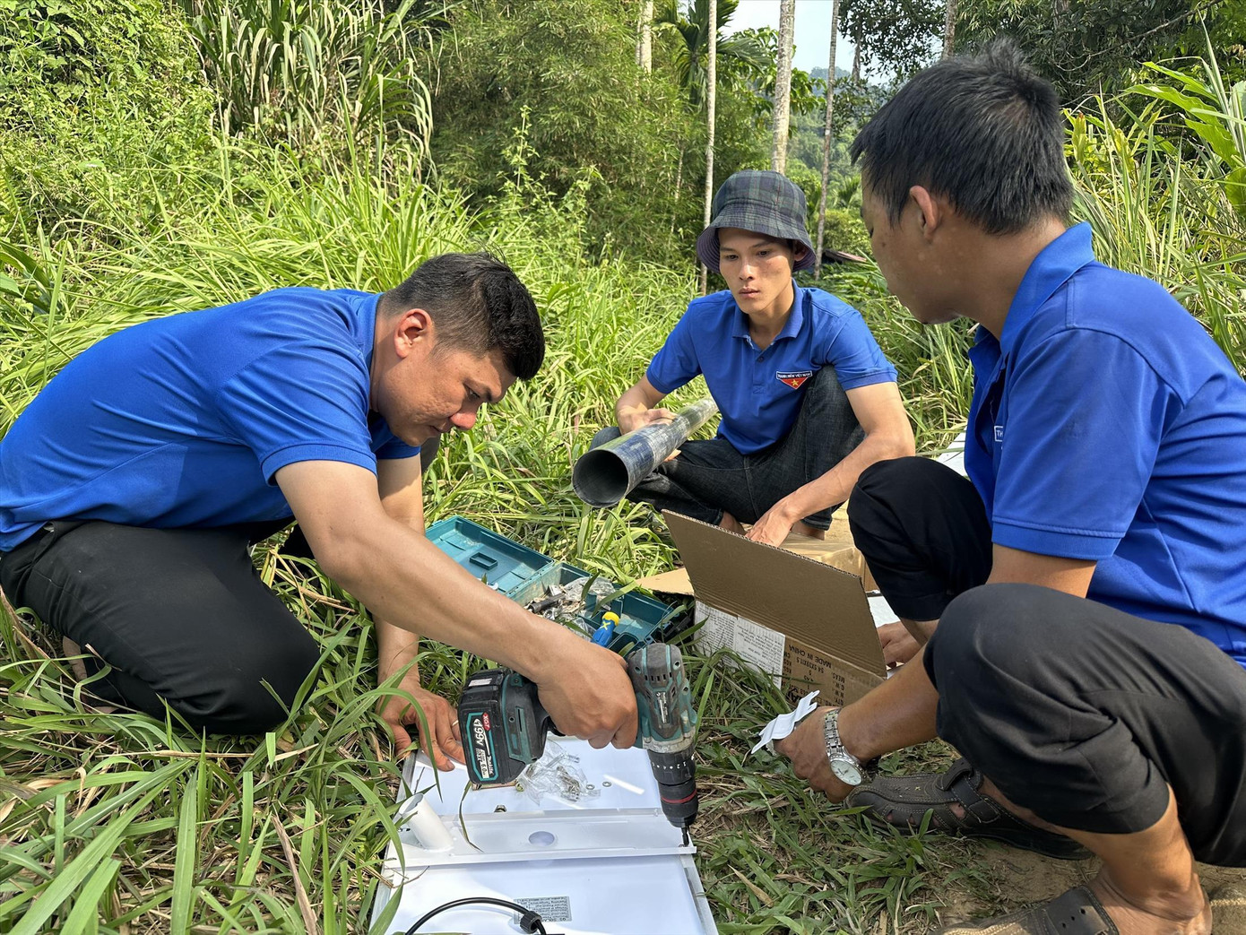 Nhóm bạn trẻ lắp điện cho bà con