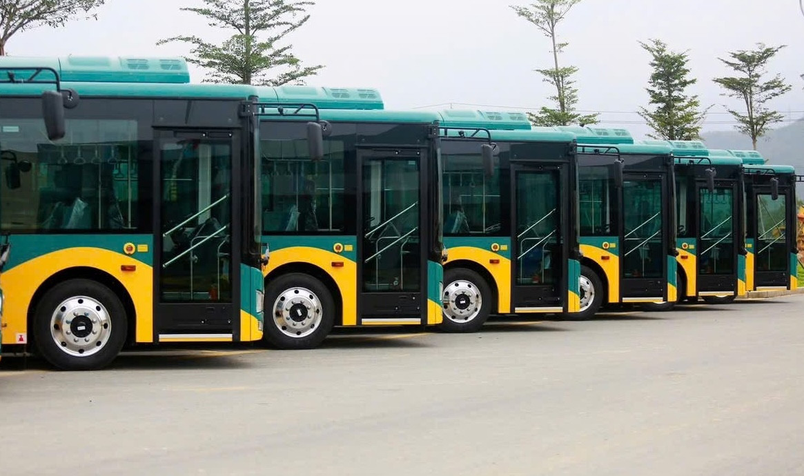 Những chiếc xe buýt điện chuẩn bị đưa vào hoạt động phục vụ tuyến metro số 1 tại TPHCM