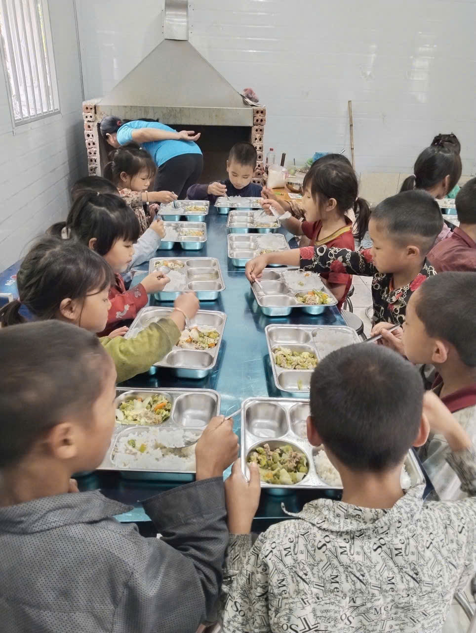 Bữa ăn tại trường của học trò Cà Lò. Bữa ăn tại trường của học trò Cà Lò.