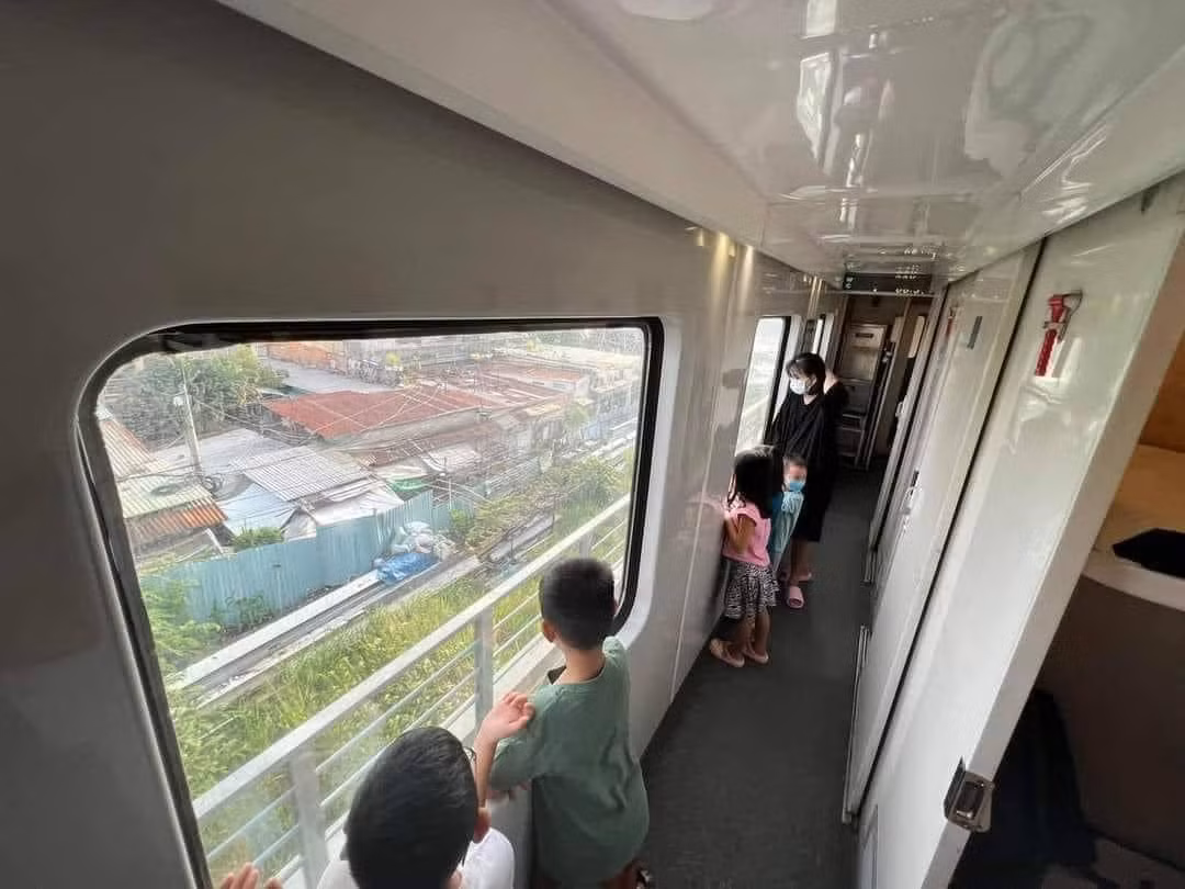 Vé máy bay đắt khiến nhiều người chọn cách du lịch bằng tàu hỏa.