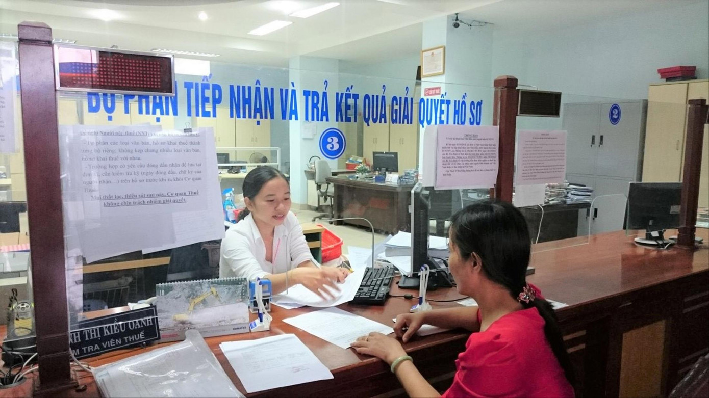 Doanh nghiệp làm thủ tục thuế. Doanh nghiệp làm thủ tục thuế.