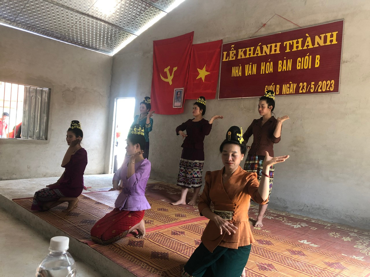 Người dân diễn văn nghệ tại lễ khánh thành công trình nhà văn hoá bản