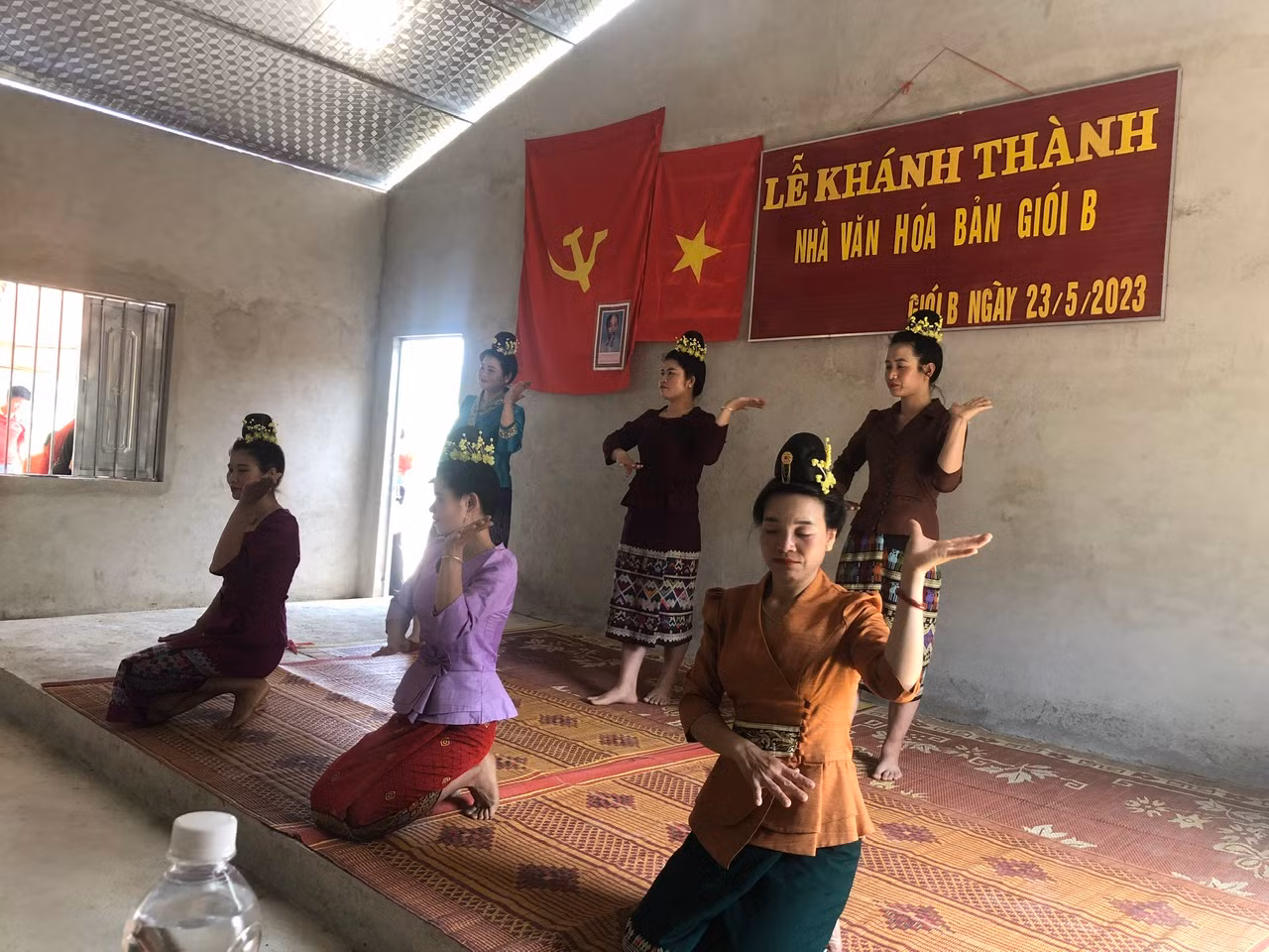 Người dân diễn văn nghệ tại lễ khánh thành công trình nhà văn hoá bản Người dân diễn văn nghệ tại lễ khánh thành công trình nhà văn hoá bản