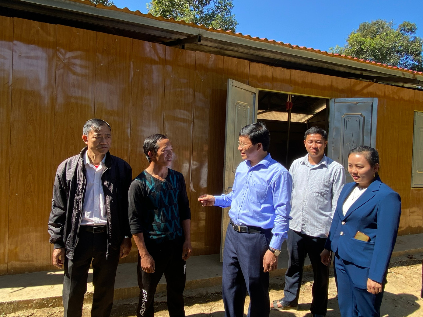 Ông Mùa A Vảng (thứ 3 phải sang) thăm, động viên người dân sử dụng hiệu quả nhà văn hoá bản