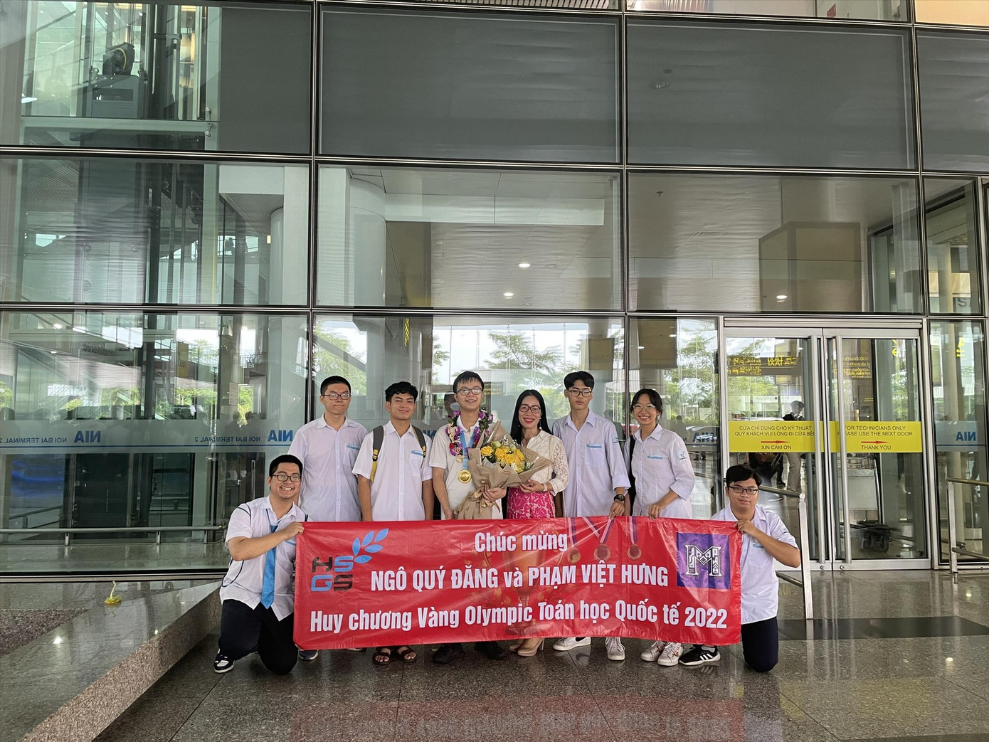 Em Phạm Việt Hưng (thứ tư từ trái sang) giành Huy chương Vàng Olympic Toán học Quốc tế 2022 Em Phạm Việt Hưng (thứ tư từ trái sang) giành Huy chương Vàng Olympic Toán học Quốc tế 2022