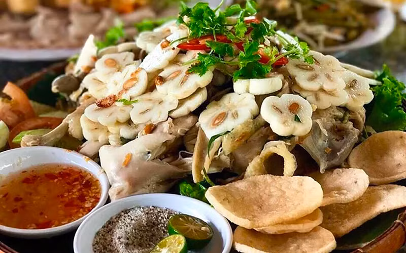 Món gỏi gà măng cụt của đất Lái Thiêu (Bình Dương). Ảnh: Vương Tâm