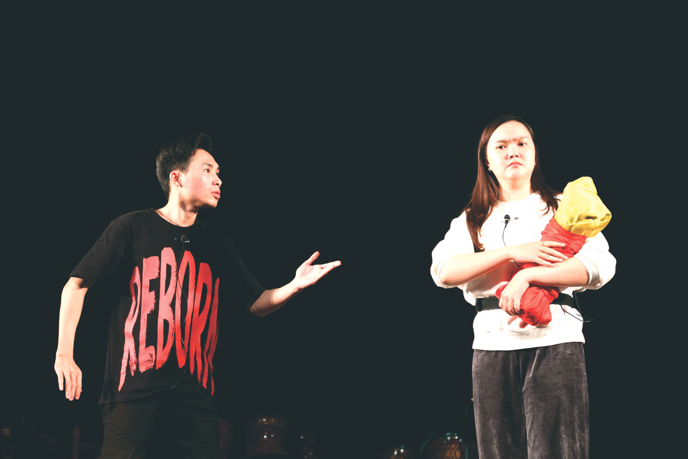 Trịnh Ký Vũ (bìa trái) tập diễn vai Đề Sặt trong trích đoạn tuồng Hùm Thiêng Yên Thế. Ảnh: Giang Thanh.