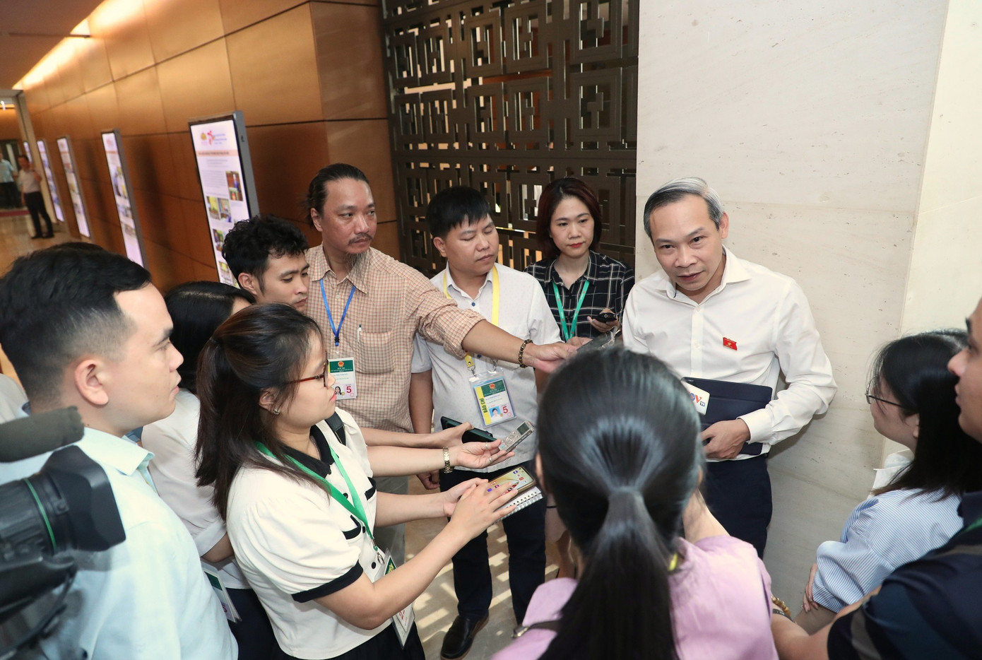 Phóng viên tác nghiệp bên hành lang Quốc hội (ảnh minh họa). Ảnh: Như Ý Phóng viên tác nghiệp bên hành lang Quốc hội (ảnh minh họa). Ảnh: Như Ý