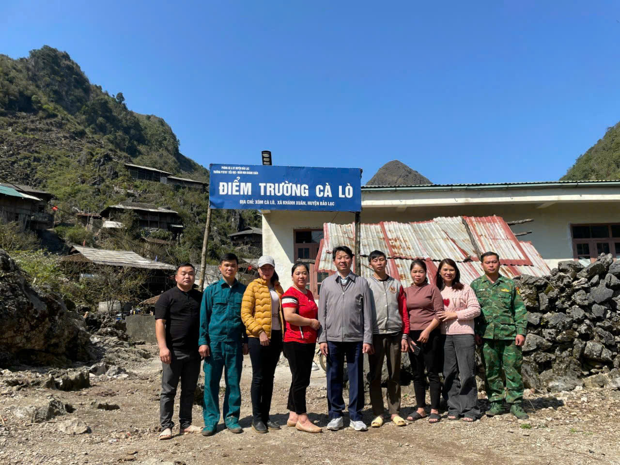 Lãnh đạo huyện Bảo Lạc, tỉnh Cao Bằng đến thăm điểm trường Cà Lò. Ảnh: NVCC Lãnh đạo huyện Bảo Lạc, tỉnh Cao Bằng đến thăm điểm trường Cà Lò. Ảnh: NVCC