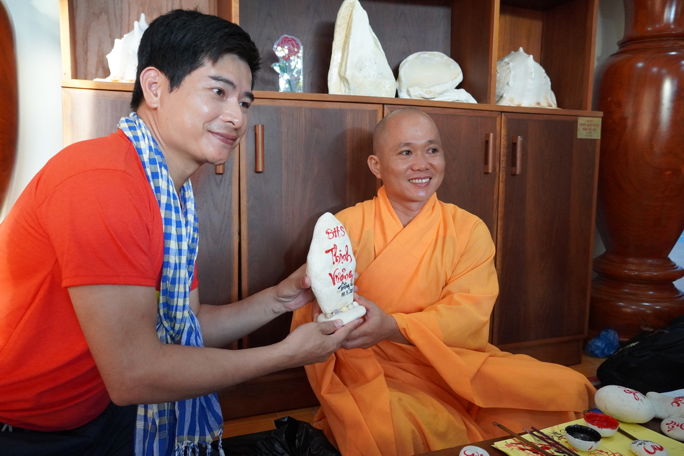 Sư thầy hoan hỉ, trân trọng trao chữ cho người xin Sư thầy hoan hỉ, trân trọng trao chữ cho người xin