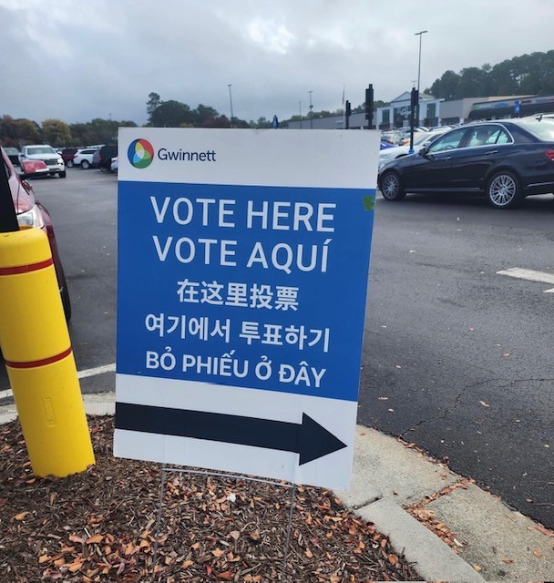 Banner, biển chỉ dẫn nơi bỏ phiếu ở bang Massachusetts ghi bằng tiếng Anh, tiếng Tây Ban Nha, tiếng Trung, tiếng Hàn và tiếng Việt. Ảnh: Tâm Ngô