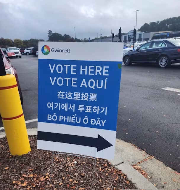 Banner, biển chỉ dẫn nơi bỏ phiếu ở bang Massachusetts ghi bằng tiếng Anh, tiếng Tây Ban Nha, tiếng Trung, tiếng Hàn và tiếng Việt. Ảnh: Tâm Ngô Banner, biển chỉ dẫn nơi bỏ phiếu ở bang Massachusetts ghi bằng tiếng Anh, tiếng Tây Ban Nha, tiếng Trung, tiếng Hàn và tiếng Việt. Ảnh: Tâm Ngô