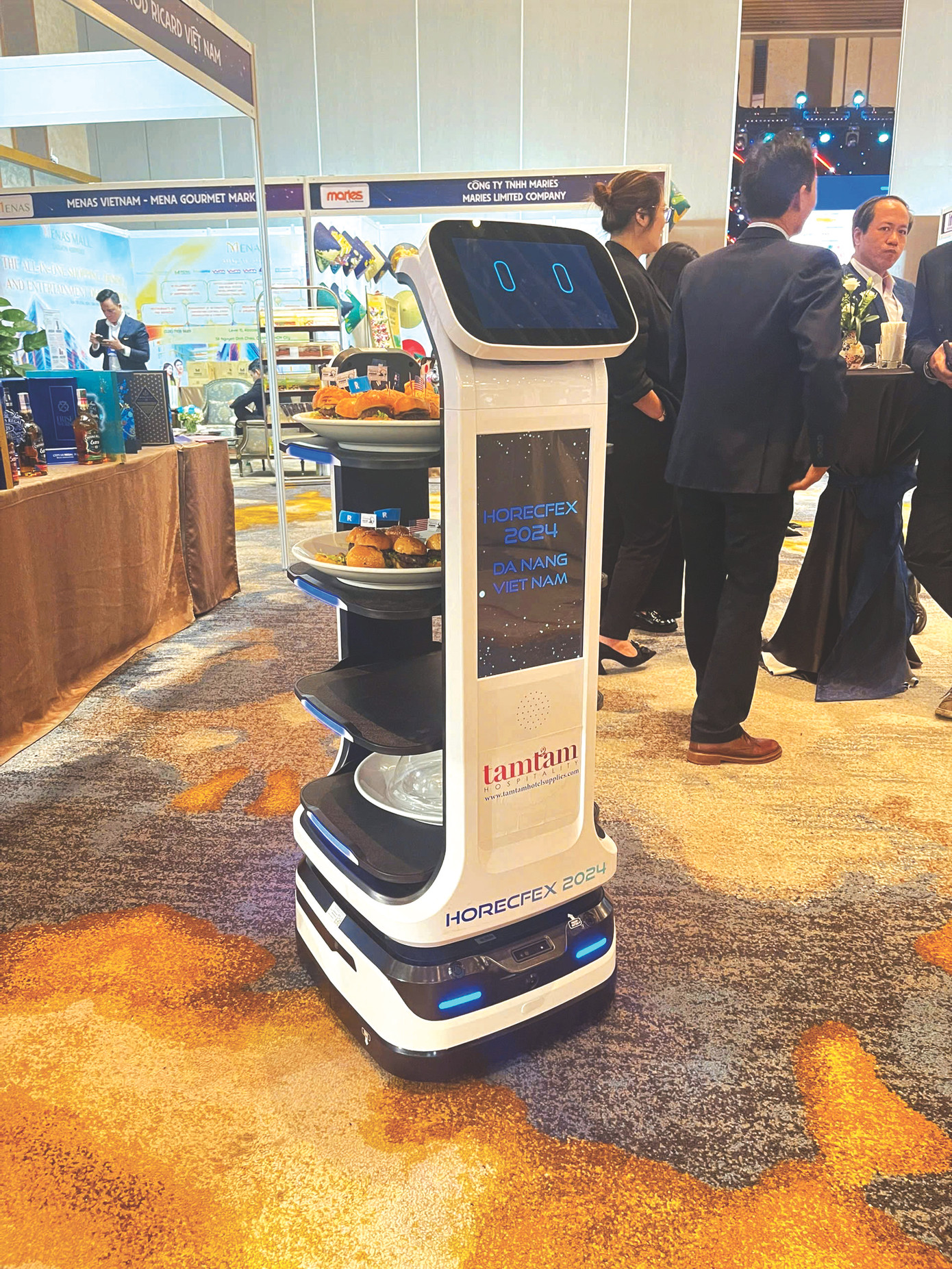 Robot bồi bàn phục vụ trong nhà hàng, khách sạn thu hút sự quan tâm của các cơ sở lưu trú Robot bồi bàn phục vụ trong nhà hàng, khách sạn thu hút sự quan tâm của các cơ sở lưu trú